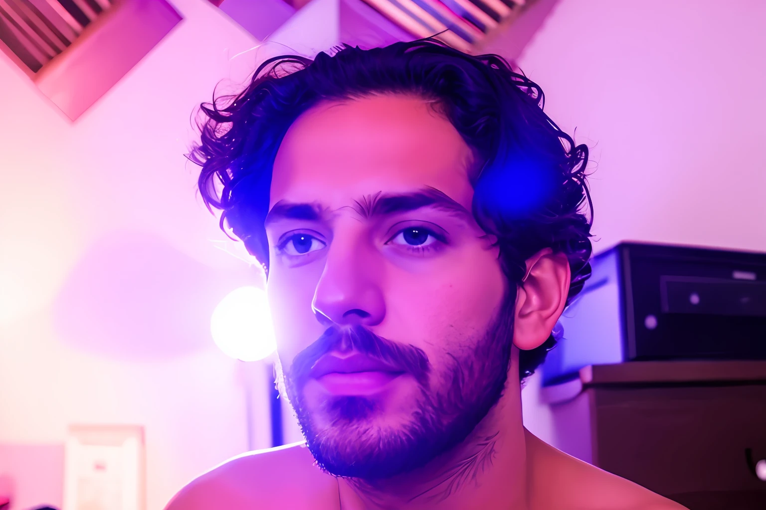 there is a man with a beard and a shirt on, retrato colorido, Retrato tirado 8 K, blue symmetric eyes 24yo, color photograph portrait 4k, retrato suave luz baixa, foto retrato suave 8 k, ariel perez, Alex Miranda, Alejandro, Retrato de Danny Gonzalez, halfbody headshot, Retrato no meio da foto, Foto de perfil, looking intensely at the camera
