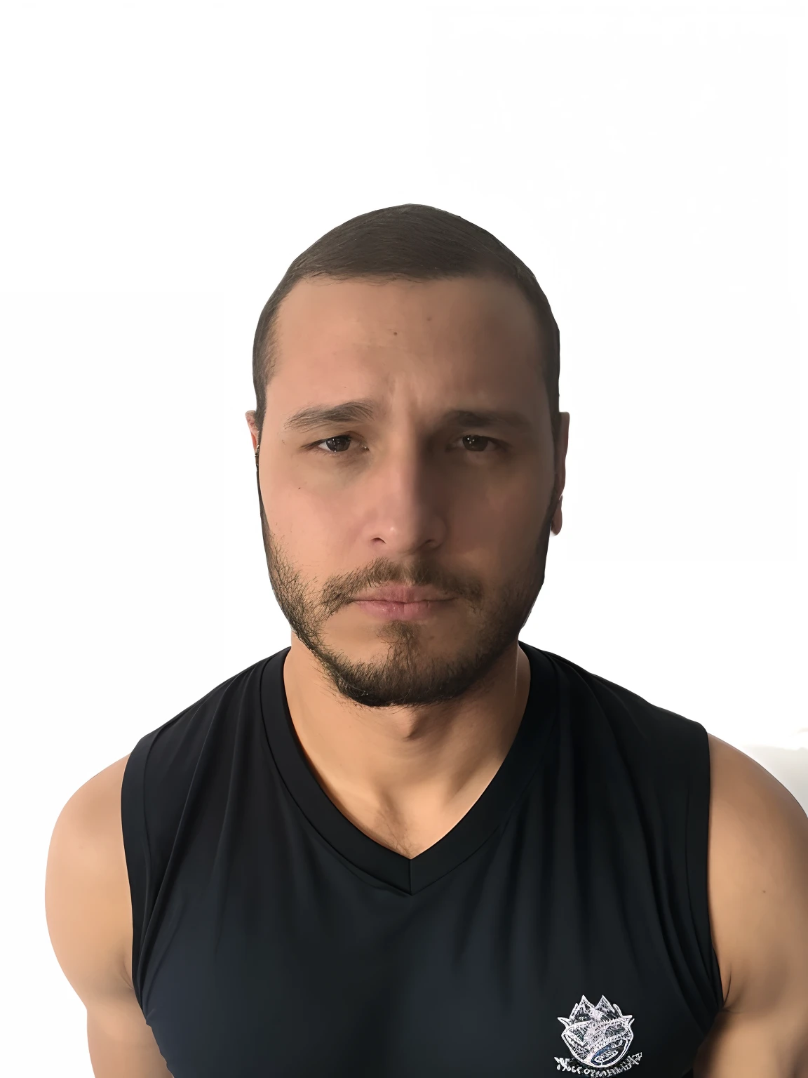 Homem com roupa de academia, camiseta preta, dentro de uma academia