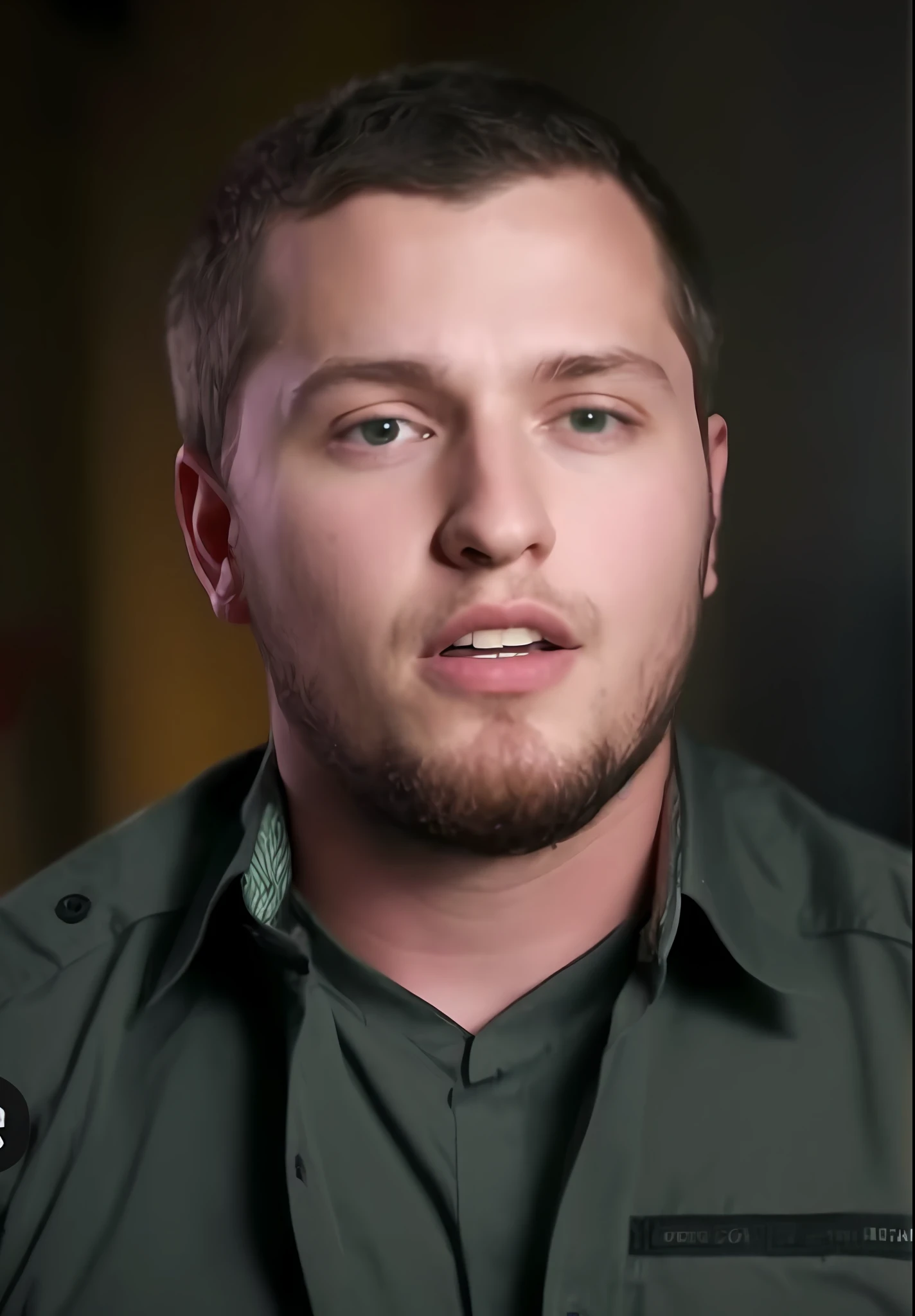 Homem de camisa verde e camisa preta, documentary still, Carson Ellis, youtube video screenshot, Damon Soule, foto de perfil, Dylan Kowalsk, Brandon, Tyler Oeste, adam varga, Enfermaria Pendleton, he has a devastated expression, Mrbeast, Artem, joshua middleton, Giga Chade , Matt Wisniewski
