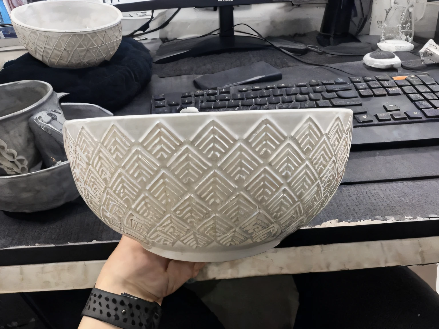 Someone with a bowl and a keyboard in front of a computer desk, detailedshadows, intricately details?, Complex shadows, Lots of details, detail-rich，great clarity, The palm pattern is visible, detailed but rough, ceramic pot, with intricate detail, intricately details, intricate accurate details, extremely detailed shading, Detailed lines, Intricate details 8 K, Lots of detail, Intricate detailing