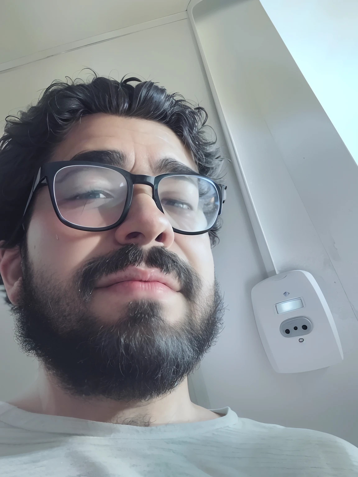 There is a man with glasses and beard in a room, Fotografia selfie 8k, with nerdy glasses and goatee, selfie de um homem, imagem de qualidade muito baixa, com uma barba pequena, Typical cryptocurrency nerd, staring directly at camera, staring directly at camera, foto muito precisa, Streamer do Twitch / Jogador Ludwig, front camera, Looking directly at the camera