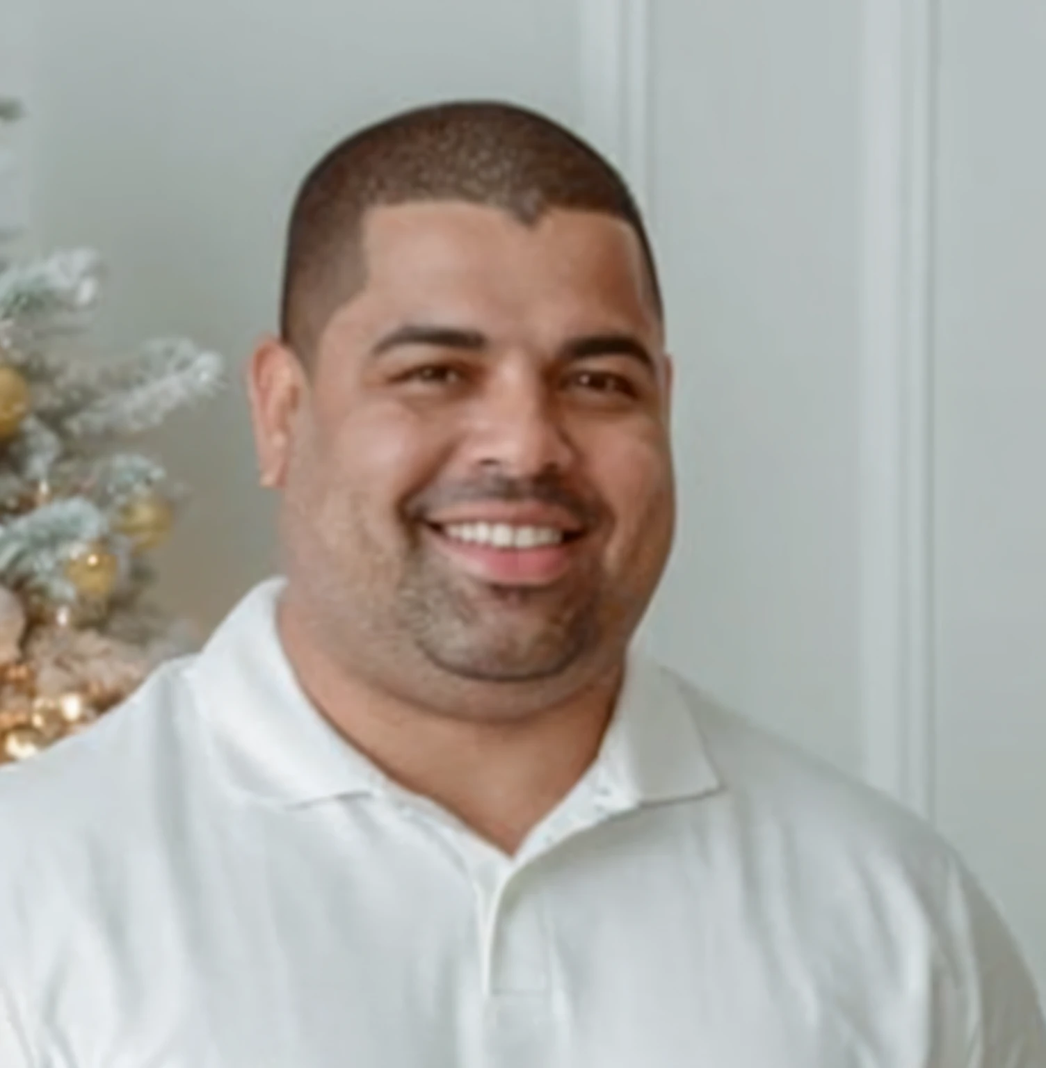 Man in white shirt standing in front of a Christmas tree, Ronaldo Nazario, Retrato de Danny Gonzalez, Joel Torres, joe alves, david rios ferreira, Dan dos Santos, David Villegas, Ronaldo Nazario Fenomeno, daniel mirante, Brian Pulido, andres rios, imagem profissional, José Moncada, luis melo, andrew gonzalez