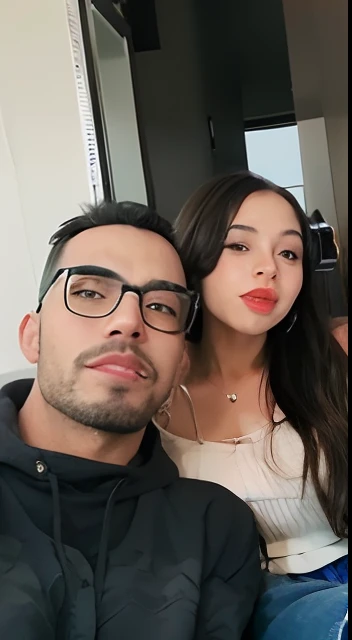 Casal Sigma Elegante, o homem sentado em uma poltrona de couro e a mulher ao lado dele