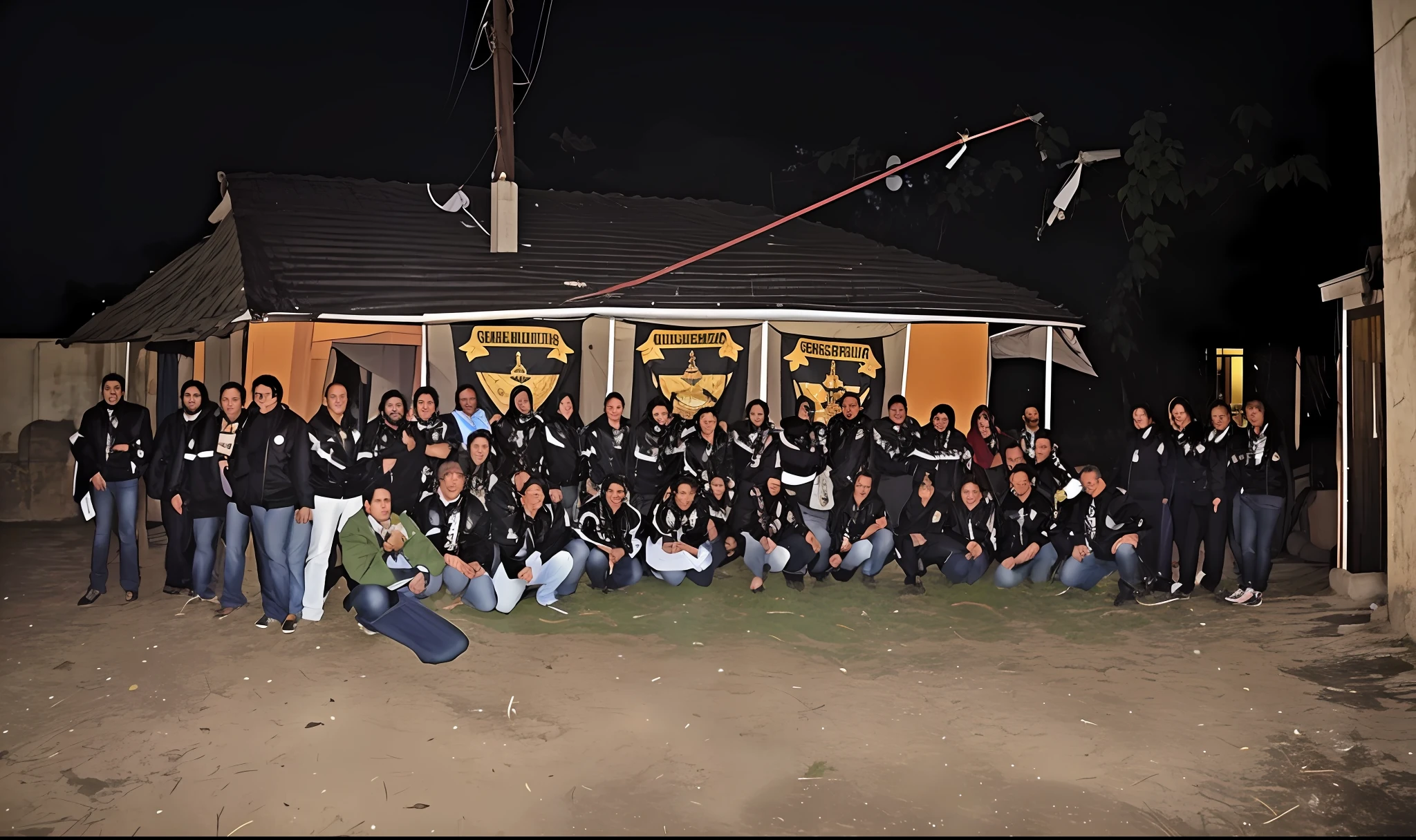 They're all wearing black jackets, Santos da gangue usam bandanas amarelas, Os Carpinteiros, muito definido, imagem muito granulada, imagem de perfil, Gangues, Granulado, bandeiras de gangues, foto - shot, nigth, foto tirada, foto de revista de 2007, foto de grupo, foto de baixa qualidade, foto granulada, muito granulado