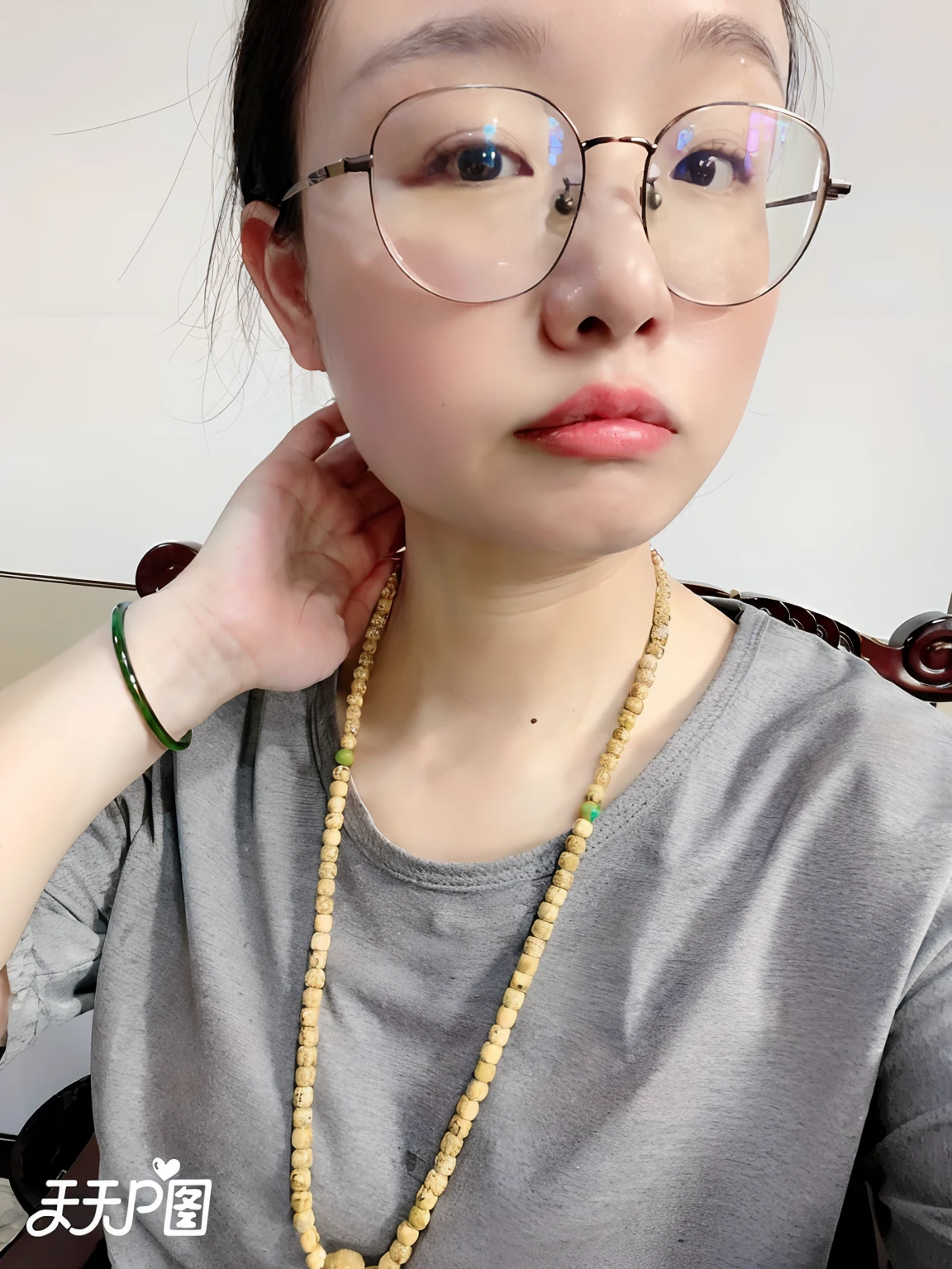 Arad woman with glasses and necklace with beads, 2 8 years old, 3 0 years old woman, 30 year-old woman, from china, beads cross onbare chest, Wang Chen, wearing thin large round glasses, 2 9 years old, 2 2 years old, 2 0 2 0 fashion, bian luan