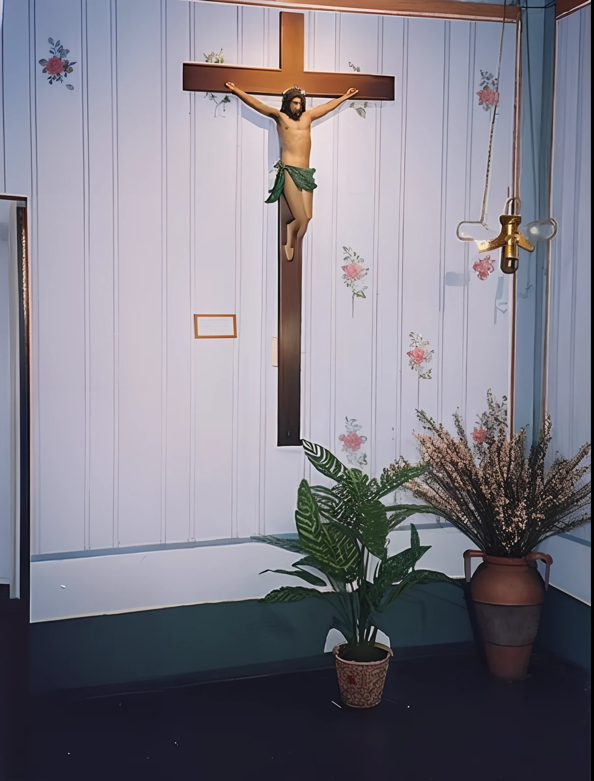 There is a cross on the wall of a church with a plant pot, fotografia interior, exibido em um altar, Exibido nas paredes, Crucifixo, altar, vista interior, interior, 1 9 9 8 foto, Foto de 1998, cena da igreja, Sanctuary, Vista interna, Exhibited in the Exhibition Pavilion, decoration, imagem interna, foto ainda do interior