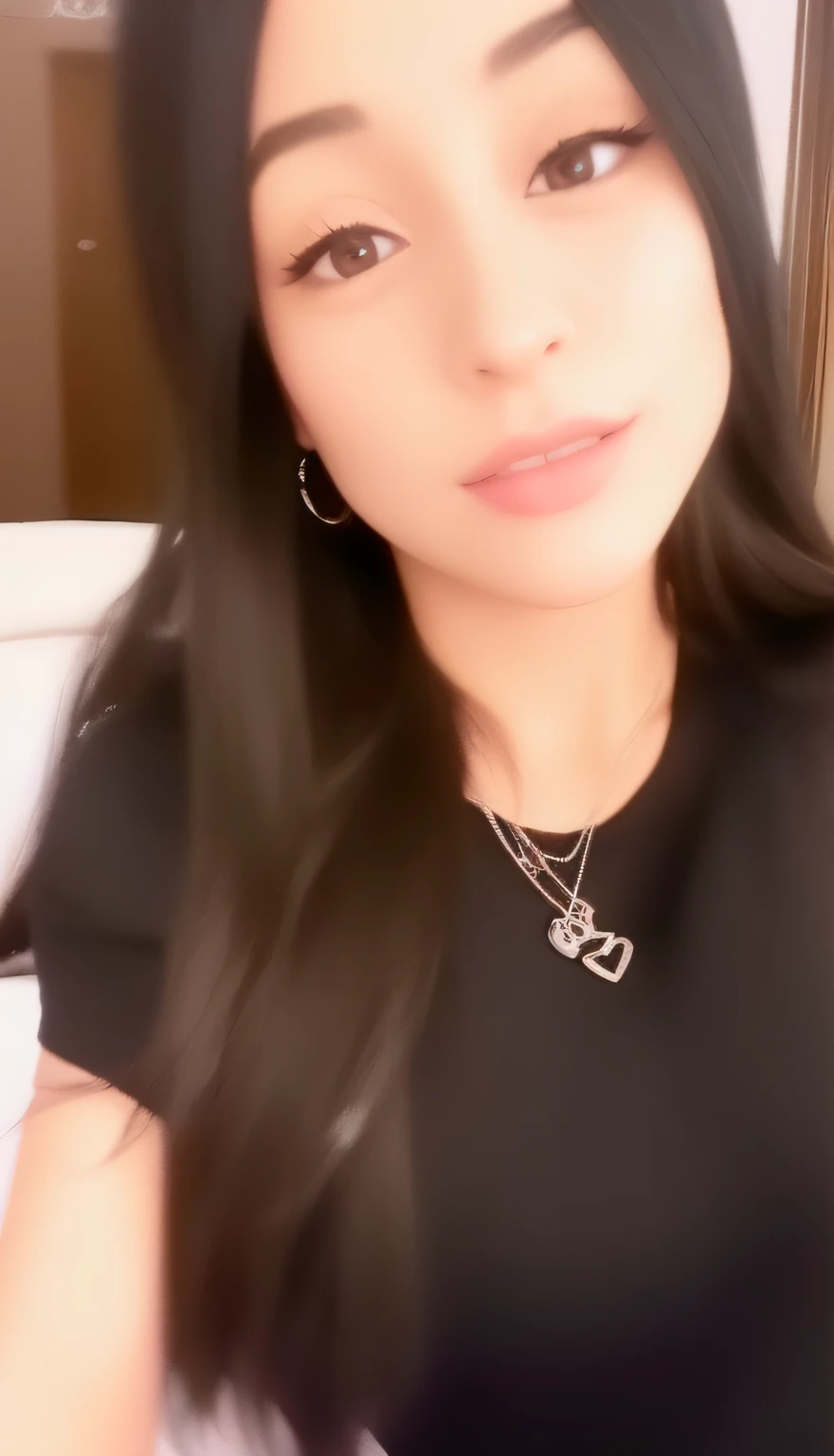 Il y a une femme aux cheveux longs et une chemise noire, Ayahausca, very very low quality picture, tiktok video, Low quality video, Photo de profil, thick lips, very very poor quality, Elle a un visage mignon, Photo Instagram, very low quality, Violet Myers, Selfie, AngelaWhite, photo de profil de Porte, mignon beau