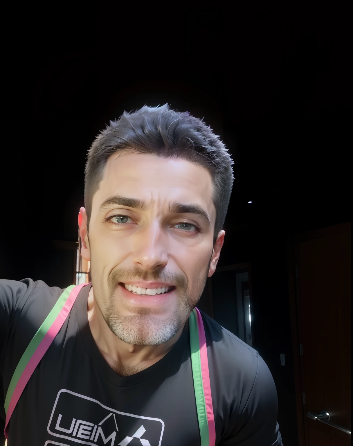 Homem vestindo camiseta preta de academia. Sala com objetos neon. Com roupa de academia.