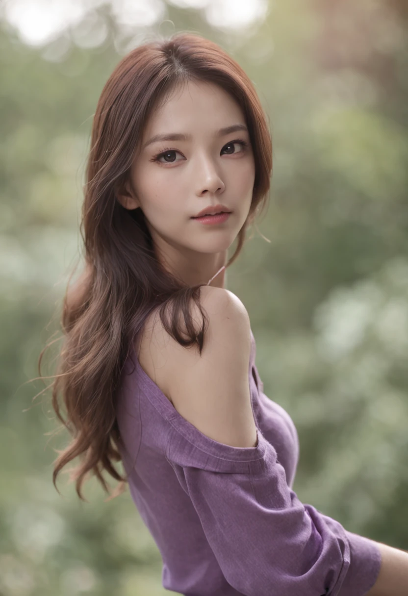 Skinny jeans with a purple T-shirt，Outline the slender and feminine body more curved，As graceful as a swan。A very shrewd and beautiful woman,Hair shoulder to shoulder，Black and supple，Light is discerning，She was born with a pair of danfeng eyes，Fly slightly upwards under the cover of long eyelashes，Naturally, there is a special charm，Femme and moving