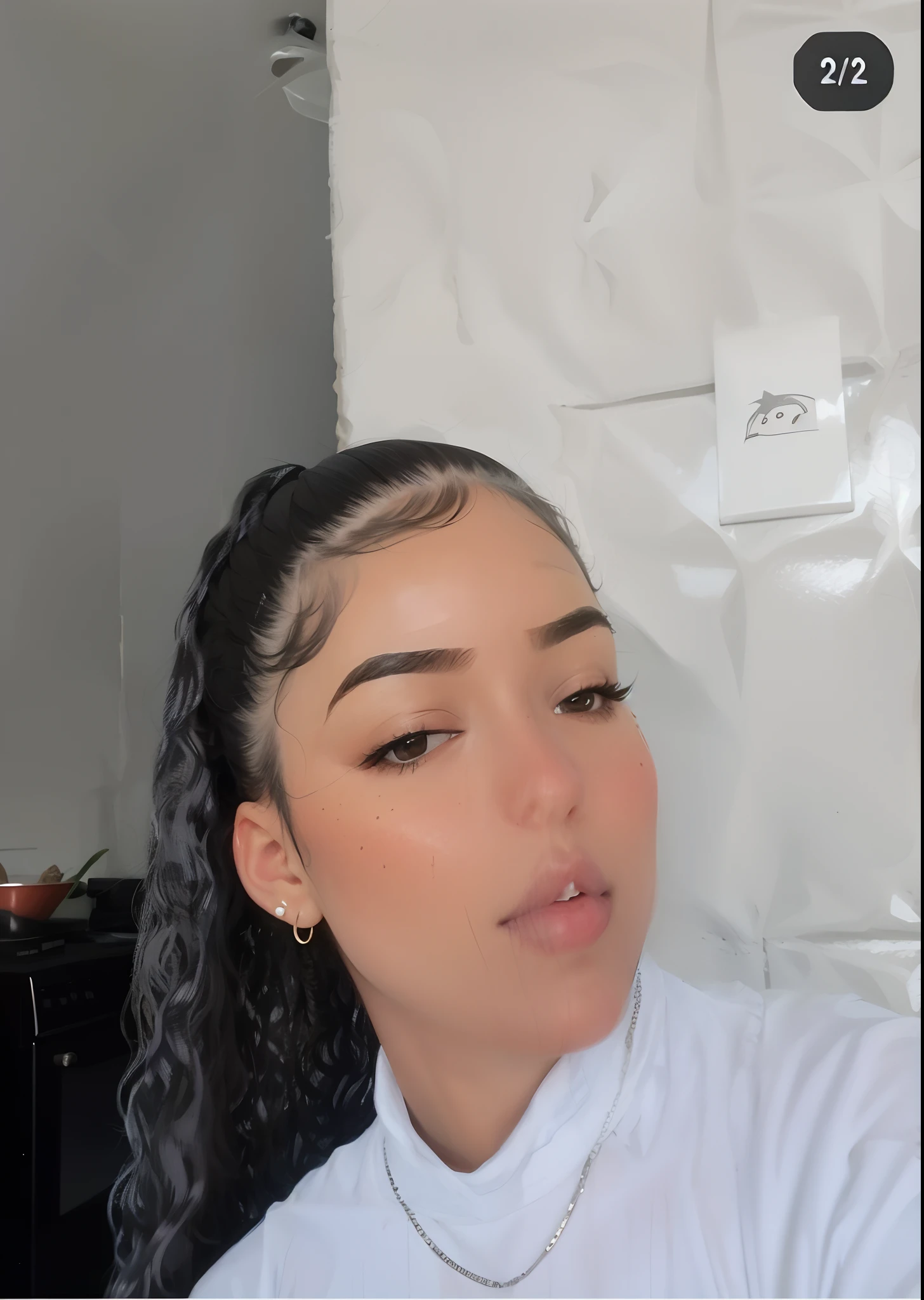 there is a woman with a white shirt and a black hair, Sobrancelhas grandes, Sobrancelhas relaxadas, sobrancelhas grossas, grandes sobrancelhas grossas e ousadas,l, Sobrancelhas retas, pele clara, brilhante, imagem de perfil, Sobrancelhas pretas, sobrancelhas pesadas, imagem frontal, Sobrancelhas retas naturais, sobrancelhas grossas e grossas e retas, sobrancelhas pequenas, com rabo-de-porco preto, female