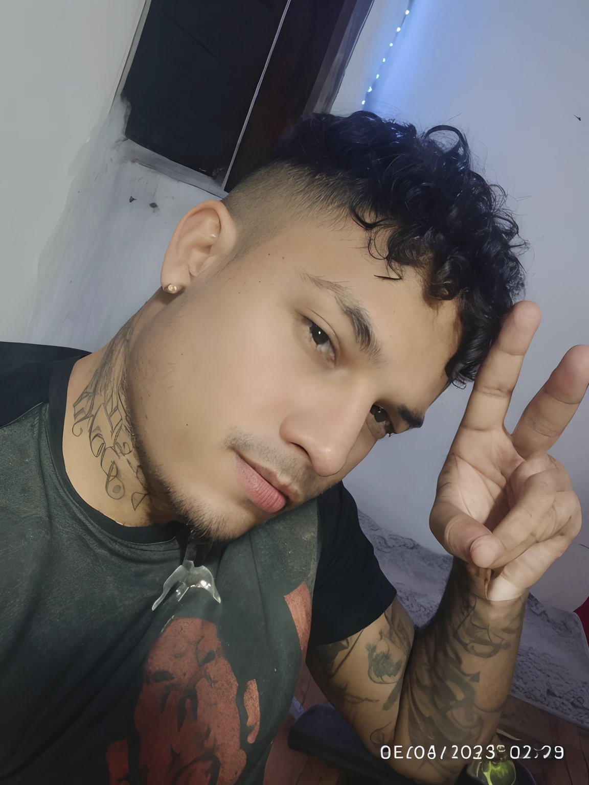 Leave me with a medieval look, with a hatchet in his hands and armor on his body, e o fundo vermelho com preto medieval.
