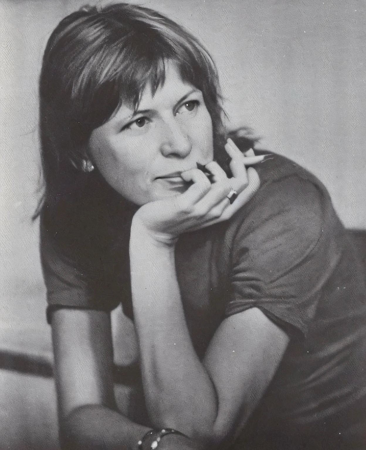 Woman with a cigarette in her mouth sitting on a couch, Marianne Collins, Diebenkorn, Ilse Gort, andrée wallin, Ewa Juszkiewicz, Derevschikova, Nadezhda Tikhomirova, Bela Tarr, Madalena Radziej, catalog photo, photo of džesika devic
