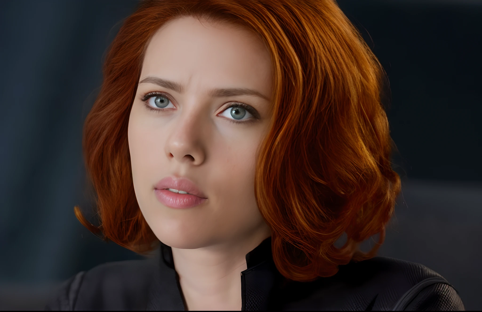 master part, Scarlett Johansson como viuva negra, traje preto de couro com decote, (face Scarlett Johansson como viuva negra), viuva negra, cabelos ruivos, viuva negra marvel, Scarlett Johansson como viuva negra, Scarlett Johansson como a viuva negra, Traje de viuva negra, sem texto, retrato de corpo inteiro de Scarlett Johansson, Retrato de Scarlett Johansson, Um escuro, (tema escura: 0.9), olhos bem detalhados, melhor qualidade, 8k