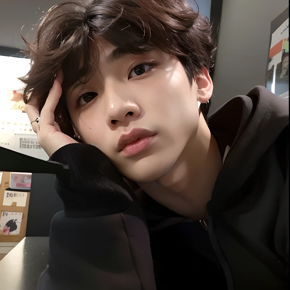 homem arrapado com cabelos cacheados sentado em uma mesa com uma bebida, Ulzzang macho, Jinyoung Canela, Cai Xukun, Hong June Hyung, Jimin, Hyung Tae, wan adorable korean face, Kim Doyoung, 1 7 - ano - ****** rosto magro, Yoongi de cabelos pretos, handsome japanese demon boy