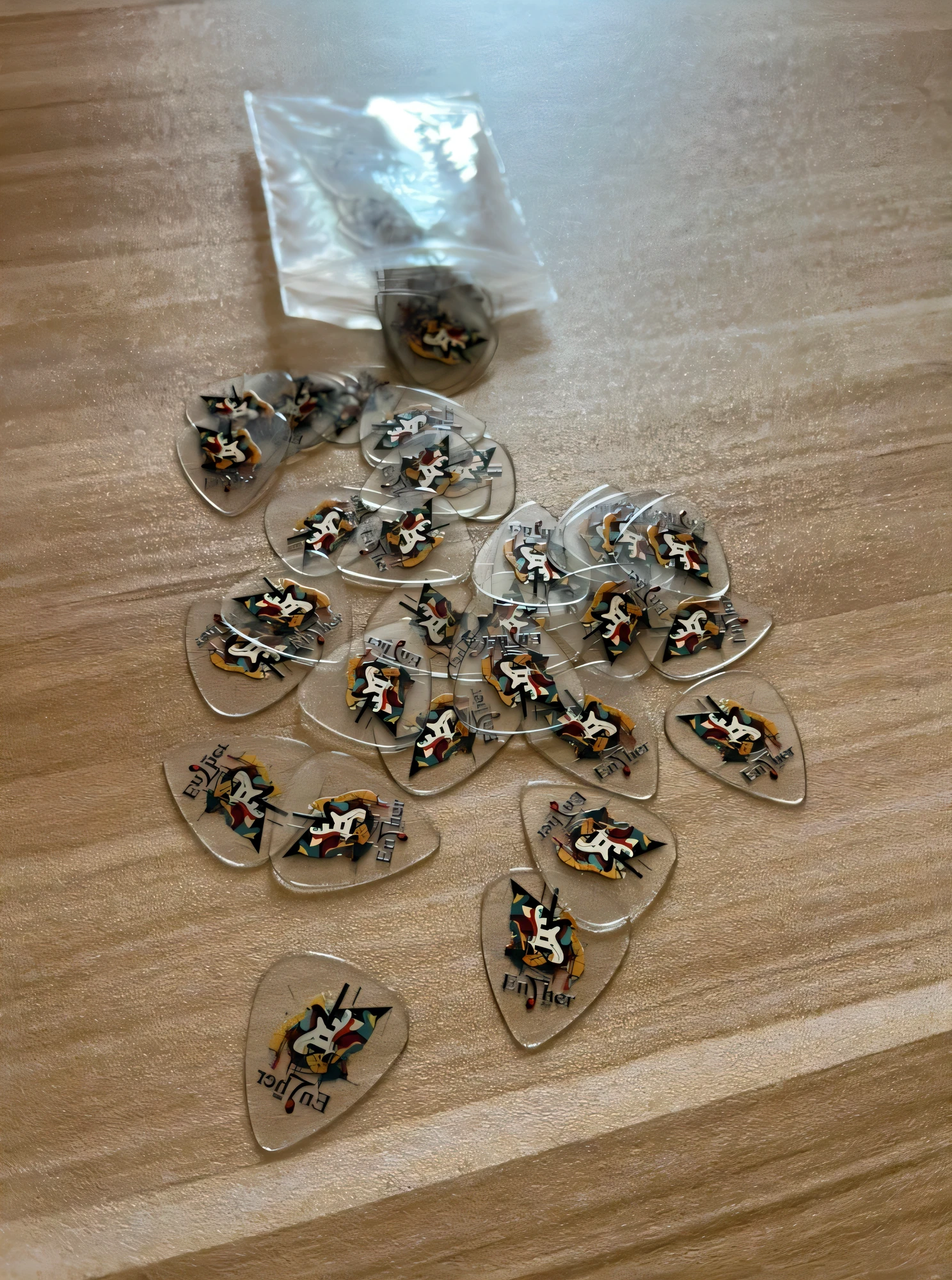 There are a lot of guitar picks on the table with a bag of them, 1 6 x 1 6, Motivos de donzela de ferro brega, 2 0 2 0, 2020, Coleta do editor, Coleta do editor, Escolha Wu, em detalhe, muitos pequenos detalhes, NMM, Directed by: Tom Wänerstrand, ligeiramente desfocado, mid closeup, muito granulado