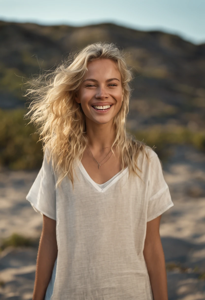 Junge Frau mit blonden langen Haaren、Nach vorne gerichtet、White back、Wearing white T-shirts、Smiling expression