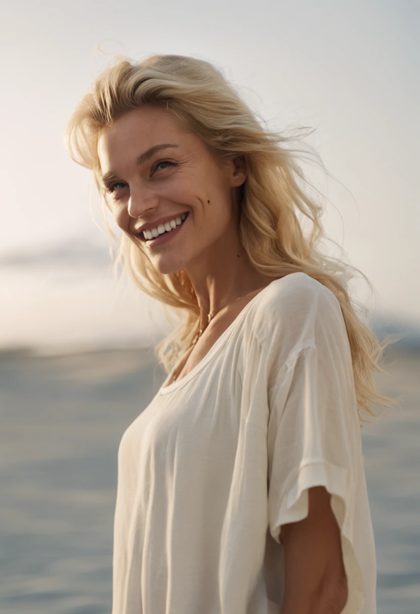 Junge Frau mit blonden langen Haaren、Nach vorne gerichtet、White back、Wearing white T-shirts、Smiling expression