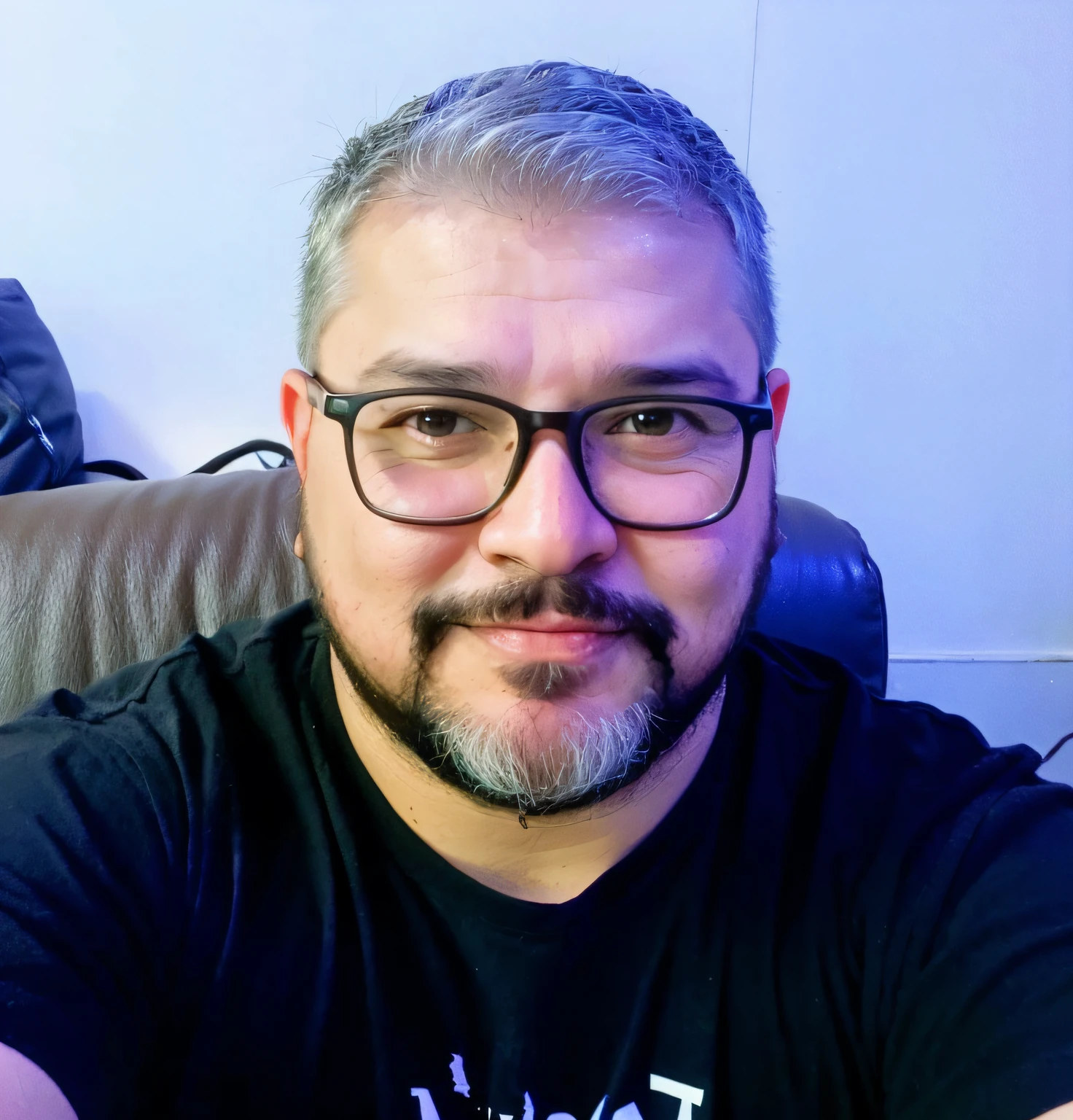 There's a man with glasses and a beard sitting on a couch, david rios ferreira, with glasses and goatee, Postagem no Reddit, Homens de 45 anos, andres rios, imagem de perfil, icaro carvalho, imagem do avatar, inspired by Antônio Parreiras, gui guimaraes, victor maristane, Joel Torres
