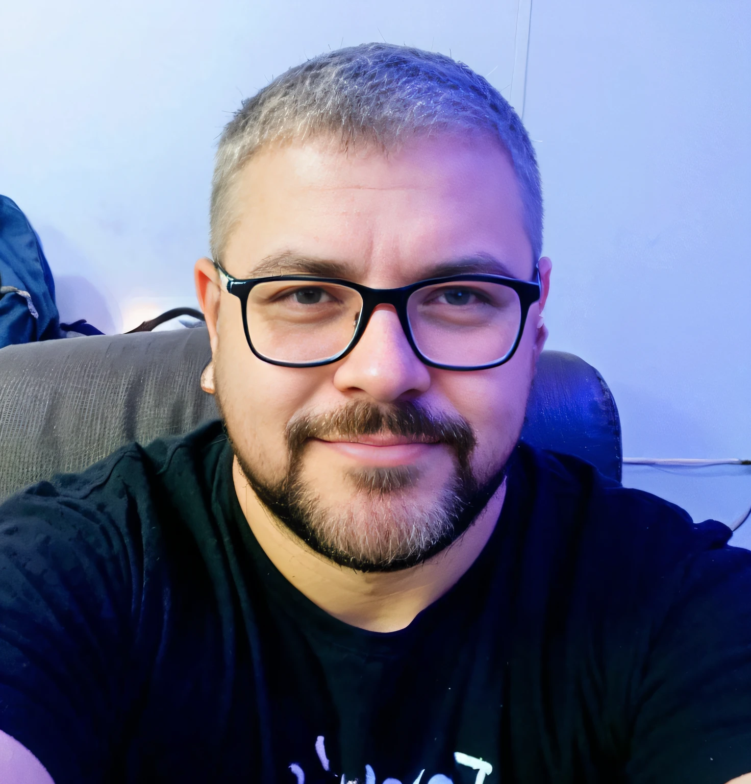 Closeup of a single short hair, escritor magro doente (Man) sentado em uma mesa, Olhando e dando gorjetas em um laptop, Illuminated by a vivid cyberpunk light . Ao fundo, como janela de shopping com vista para a cidade futurista, in a rusty, dusty old kitchen with a cyberpunk feel. On the table there are pills of medicines, frasco e cinzeiro;. Tiro largo realista.