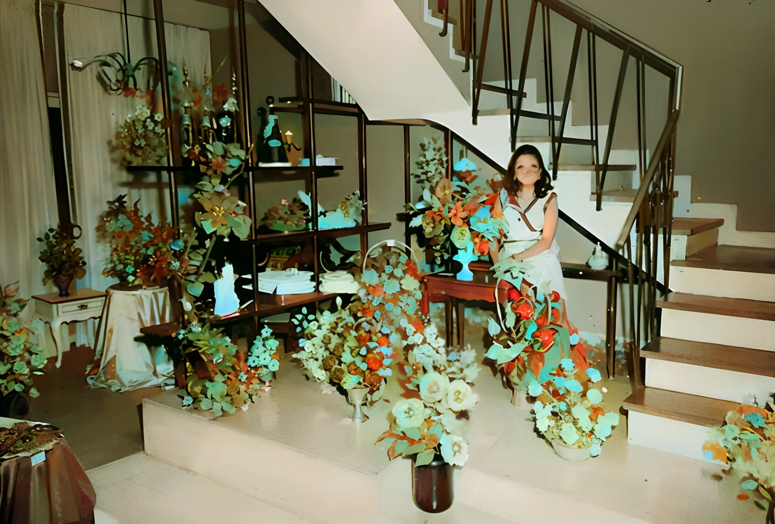 There is a woman sitting in a chair in a room with flowers, Sandra Chevier, extravagante decorado fantasiosamente, Ikebana, unusual composition, master part!!!, com flores e plantas, bem decorado, com flores, bem - decorado, Foto 1 9 7 0 s, Foto dos anos 1970, ricamente decorado, adornado com todo o tipo de plantas