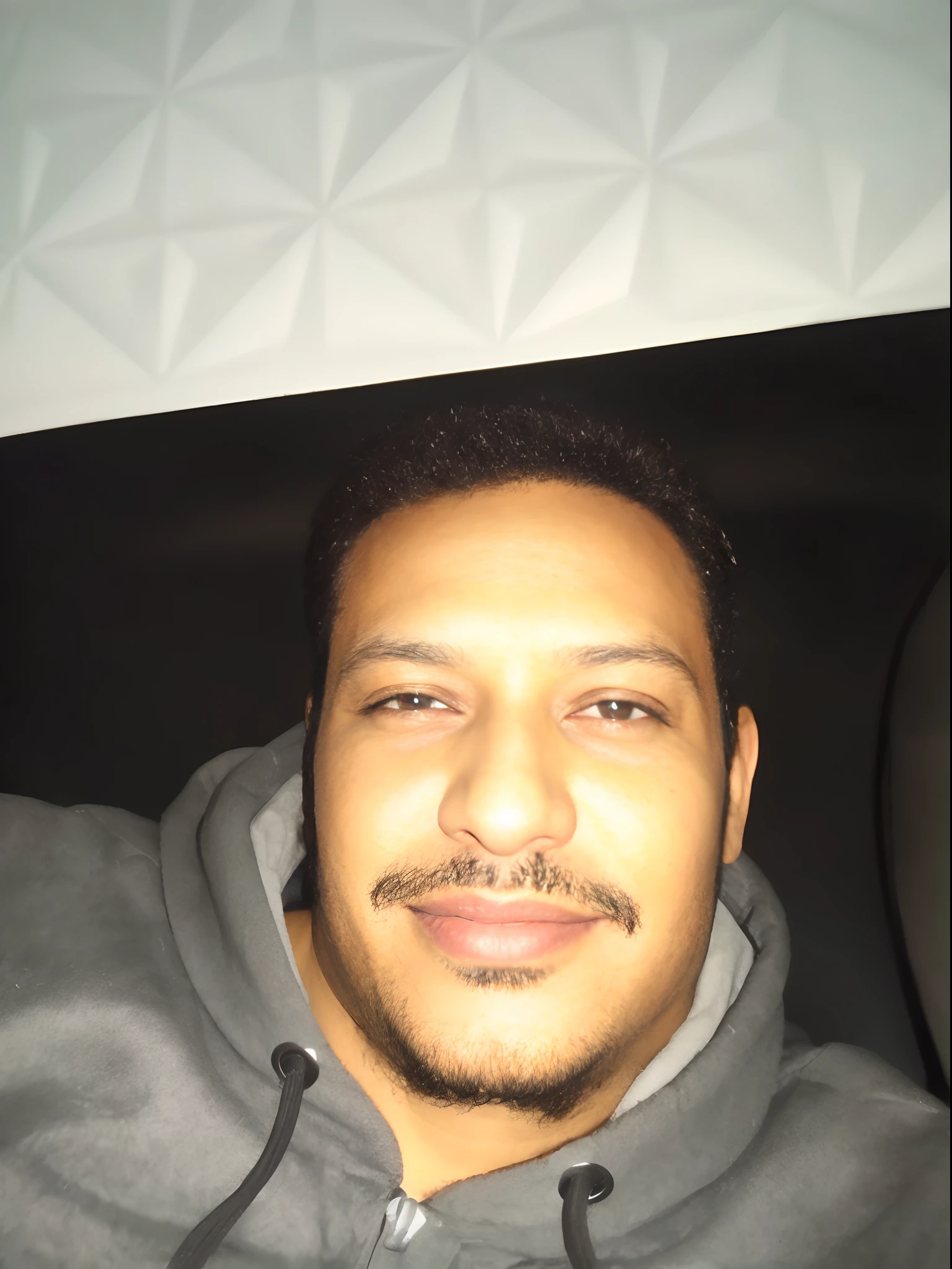 There's a man who's sitting in the back of a car, taken in the early 2020s, foto do perfil, foto de perfil, cerca de 3 5 anos, imagem de qualidade muito baixa, Atef, foto de perfil, imagem de perfil, em torno de 1 9 anos, foto de perfil 1024px, foto de perfil headshot