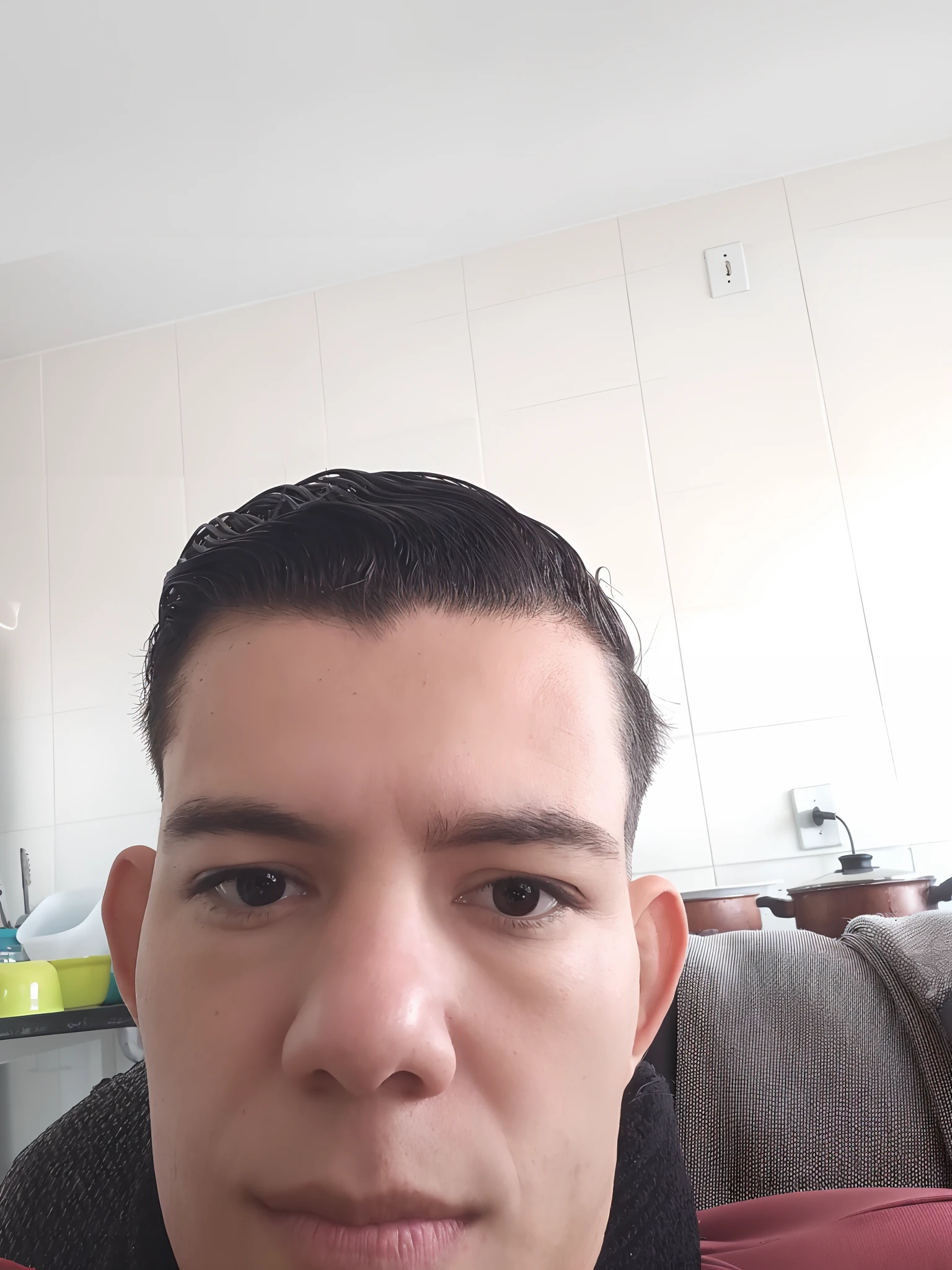 there is a man sitting on a couch with a tie on, imagem frontal, Combover, (38 anos), rosto largo raspado limpo, ligeiro restolho, full head and shoulders, com uma barba pequena, sem barba e bigode, Fotografia selfie 8k, restolho curto, rosto raspado limpo, com leve restolho, head and shoulders view