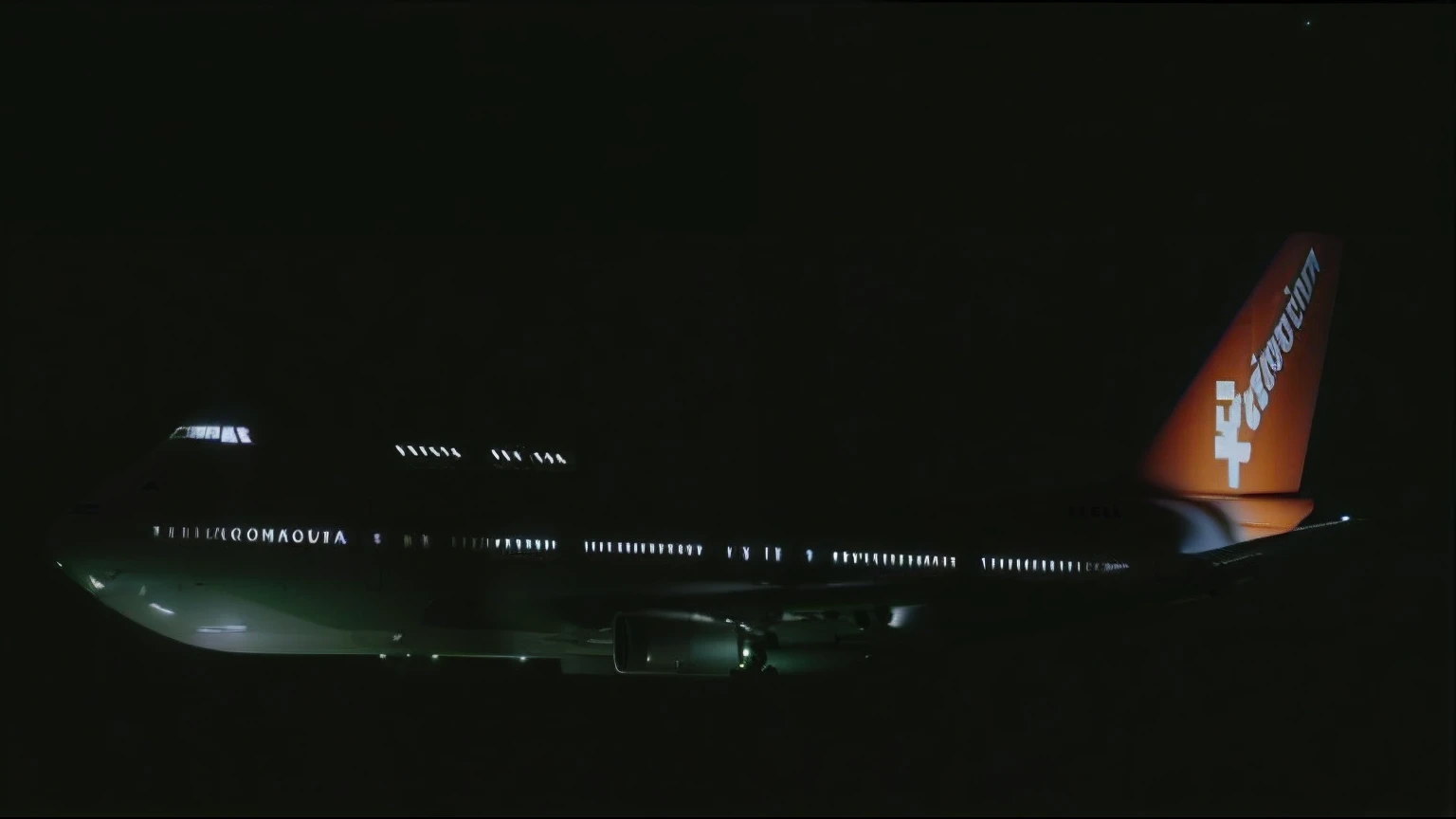 an airplane in the foreground, 747 - 400 voando em ceu escuro com as janelas dos passageiros e do piloto acesas. Lights in the distance, filmagens noturnas, luz plana, Luzes de pouso, Night camera footage,  Cinematic Still Shot