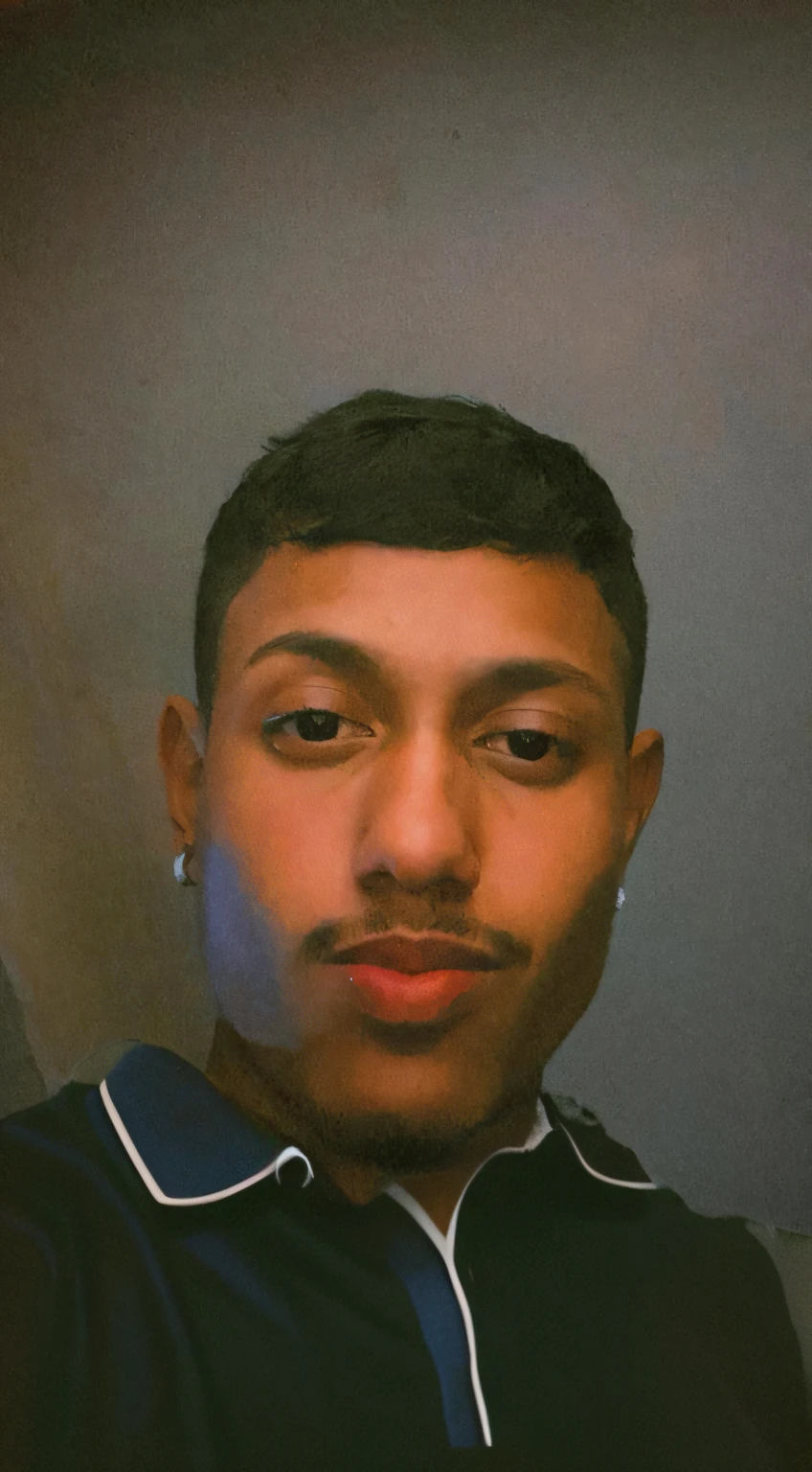 Camisa branca tirando uma selfie, taken in the early 2020s, em torno de 21 anos, foto de perfil headshot, tiradas no final dos anos 2000, tiradas em meados dos anos 2000, foto headshot