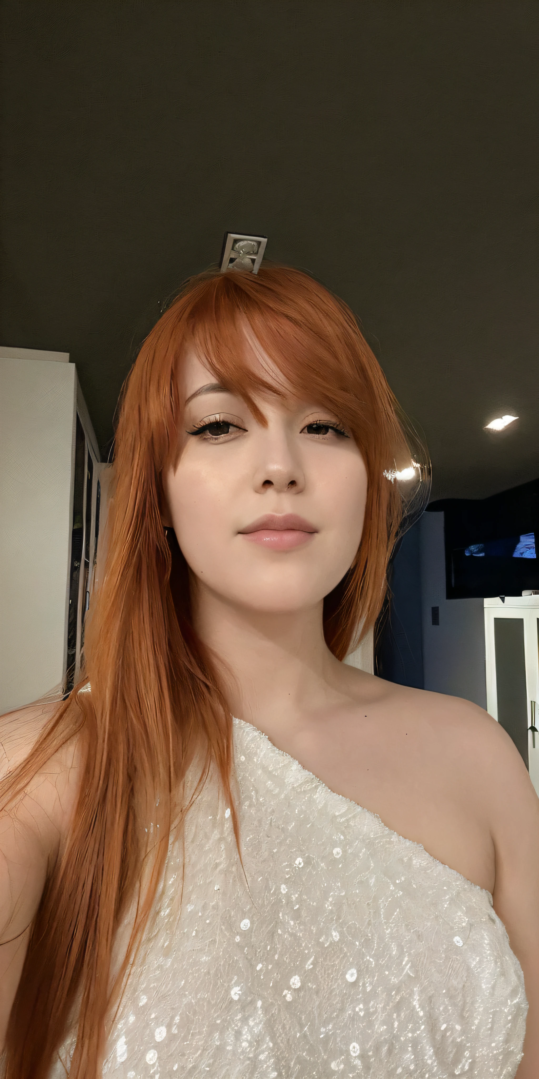 There is a woman with long red hair wearing a white dress, Belo Thorne, com cabelos ruivos, com franja, LEELOO, franja branca, taken in the early 2020s, cabelo arrumado com franja, ela tem cabelos ruivos, franja fofa, Redhead Girl, olhando de lado, apenas algumas franjas, cabelo, cabelos longos com franja