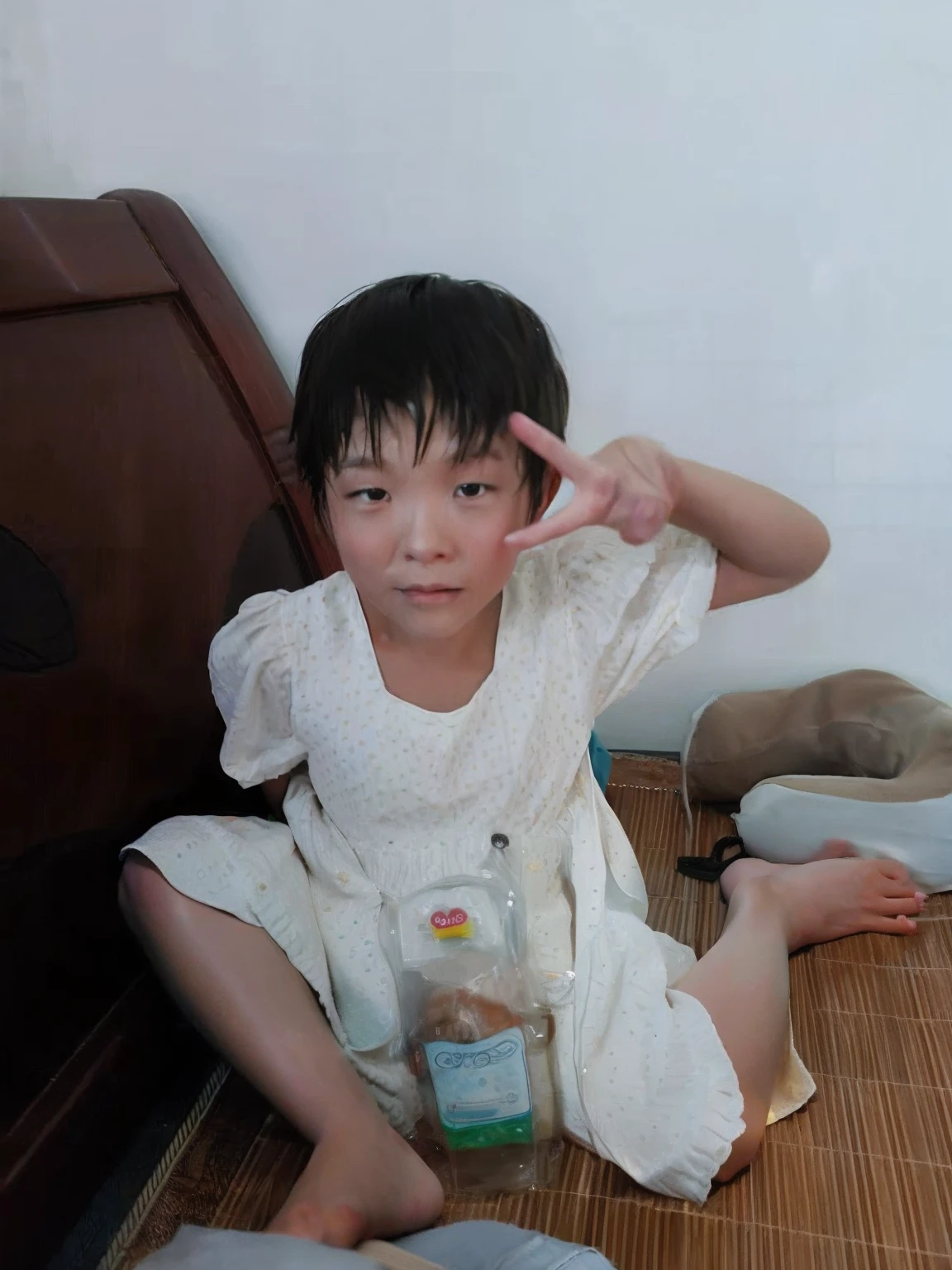 There was a young child sitting on the floor,Holding a bottle of food in his hand, , 4 year old, dang my linh, Four years old, jia, 5 years oldbeautiful!, yanjun cheng, xintong chen, young child, jaeyeon nam, Yan, jinyiwei, author:Igiles, 2 8 years old