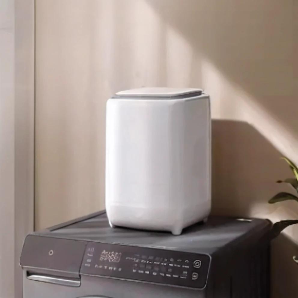 There is a small washing machine on top of the fully automatic drum washing machine， By the window，Ray traching，siluette， a 3D render， Cute style，siluette， and the sun was shining brightly， exteriors， the detail， 4K， k hd， high high quality，Best picture quality， tmasterpiece， 超高分辨率， （Fidelity：1.4）， photore， 1. There are no characters， Dimly lit， darkly，Close-up of the washing machine，There is a white tank on it, Yi Yuanji computer rendering, Instagram, art-deco, Wang Chen, komono, 2020, 2 0 2 0, Chiba Yuda, diaper disposal robot, product introduction photos, Clean and neat, slick design, high - end, high end， sony a7r, 50mm lens, morningglow, 8K