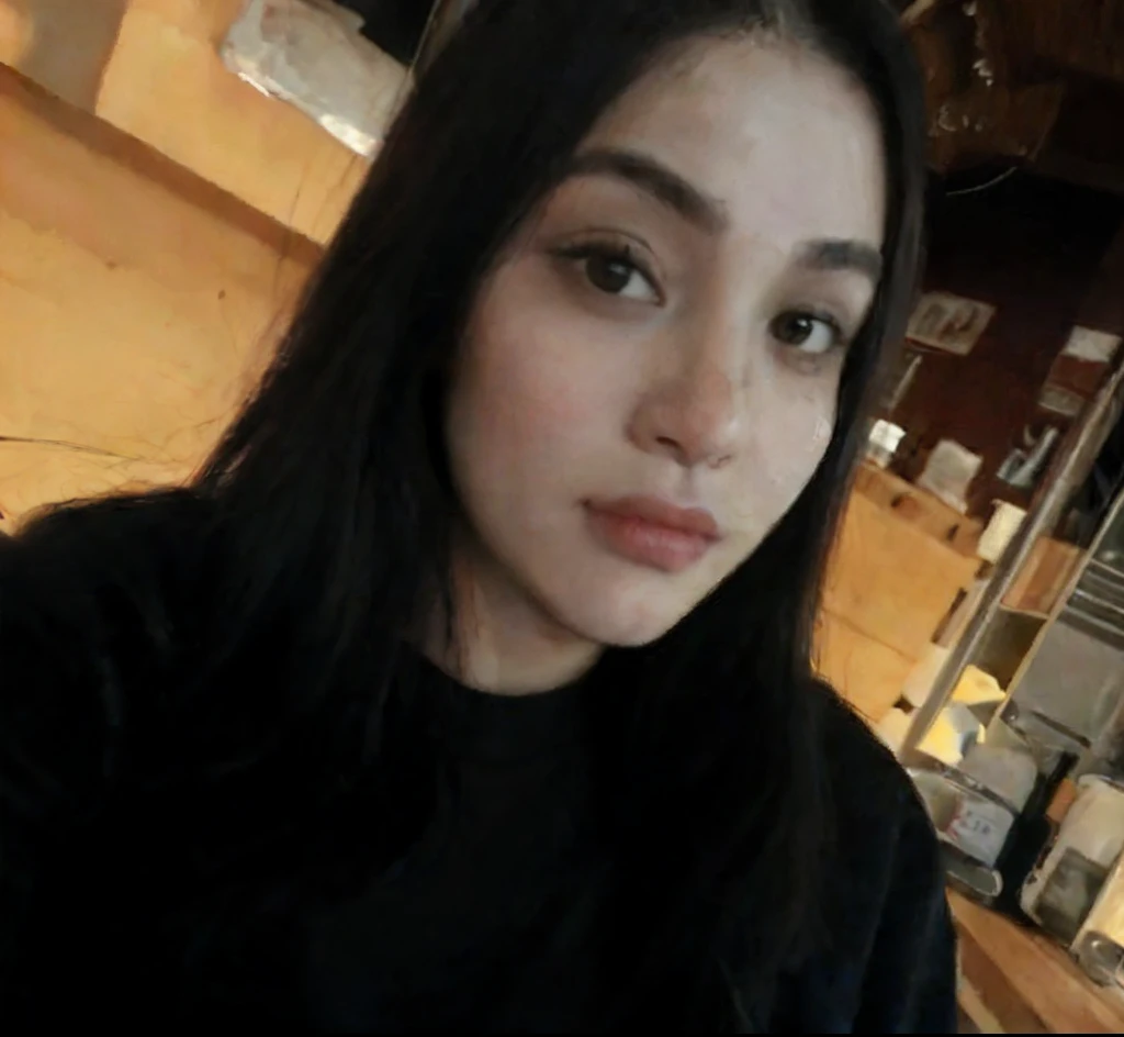 um close up de uma mulher com longos cabelos pretos e uma camisa preta, 3 0 anos de idade mulher, Mulher de 30 anos, cabelos pretos e olhos grandes, Lorena Avarez, imagem de perfil melhorar a qualidade da imagem