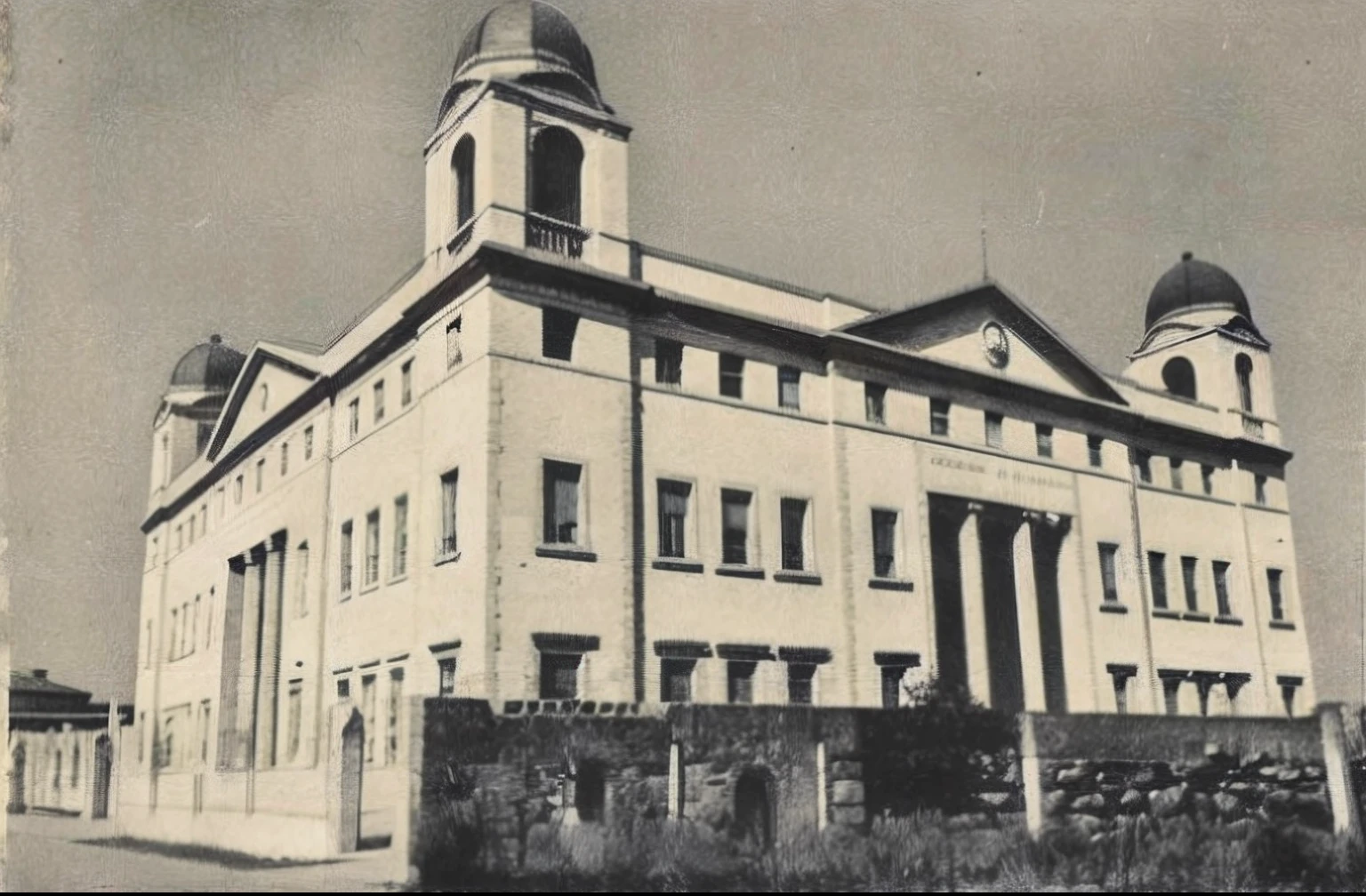 A photo of a large building with a clock tower, historical image, historical photography, historical picture, historic photo, 1 9 4 0 imagem, Fotografia dos anos 1950, Fotografia colorida dos anos 1930, old photo from the 1930s, historical photography, imagem central, taken in the early 1960s, old building, foto realista colorida