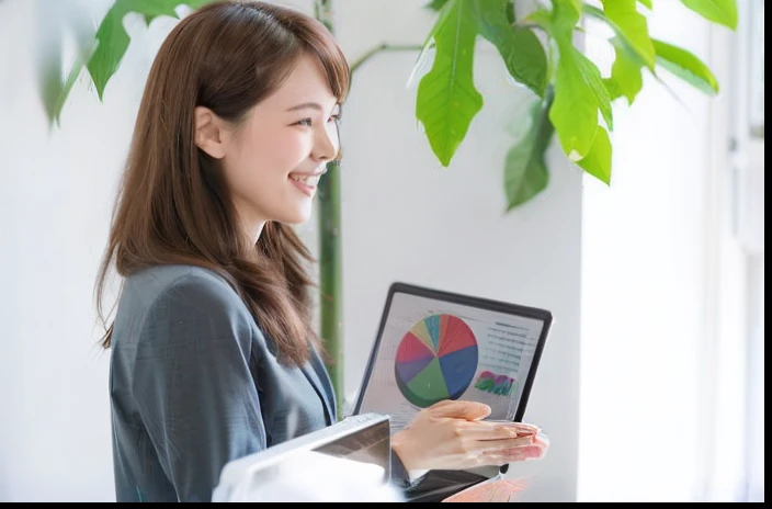 (((Smiling woman holding laptop computer in hand))), ad image, Young businessman, Product Introduction Pictures, In front of the computer, young asian woman, beginner, Marketing Photography, Japan Women, High-resolution images, vivid, a young asian woman, Professional Image