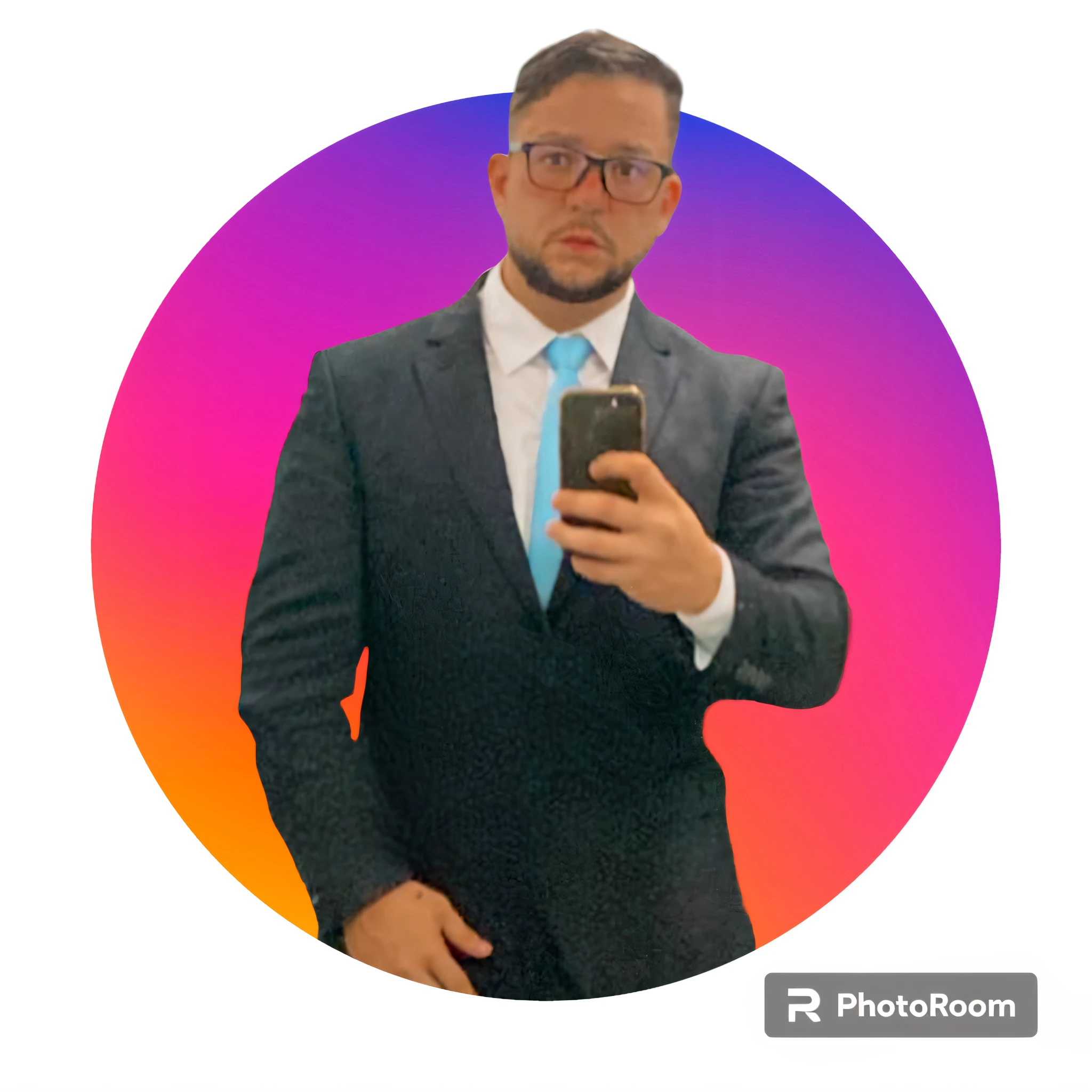 Homem de terno e gravata tirando uma selfie, imagem profissional, foto de perfil profissional, amazing professional picture, foto de perfil profissional, imagem de perfil, wearing a suit and glasses, Foto profissional detalhada, in suit with black glasses, foto do instagram, foto de perfil headshot, Joel Torres, Riabovitchev, Cristiano Orrillo, Fotografia tirada em 2 0 2 0