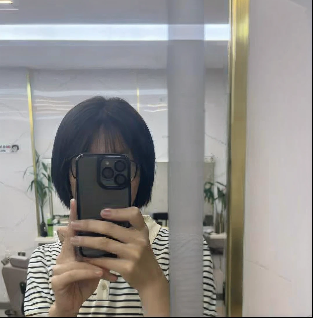 there is a woman that is taking a selfie in a mirror, with short hair, hime-cut, Bob cut, French bob, 8k selfie photograph, french bob hair, bob cut  hair, white hime cut hairstyle, short hair with gel, short detailed hair，By bangs, cut short hair, short-length straighthair, with a bob cut, Short hair, Short Bob Hair