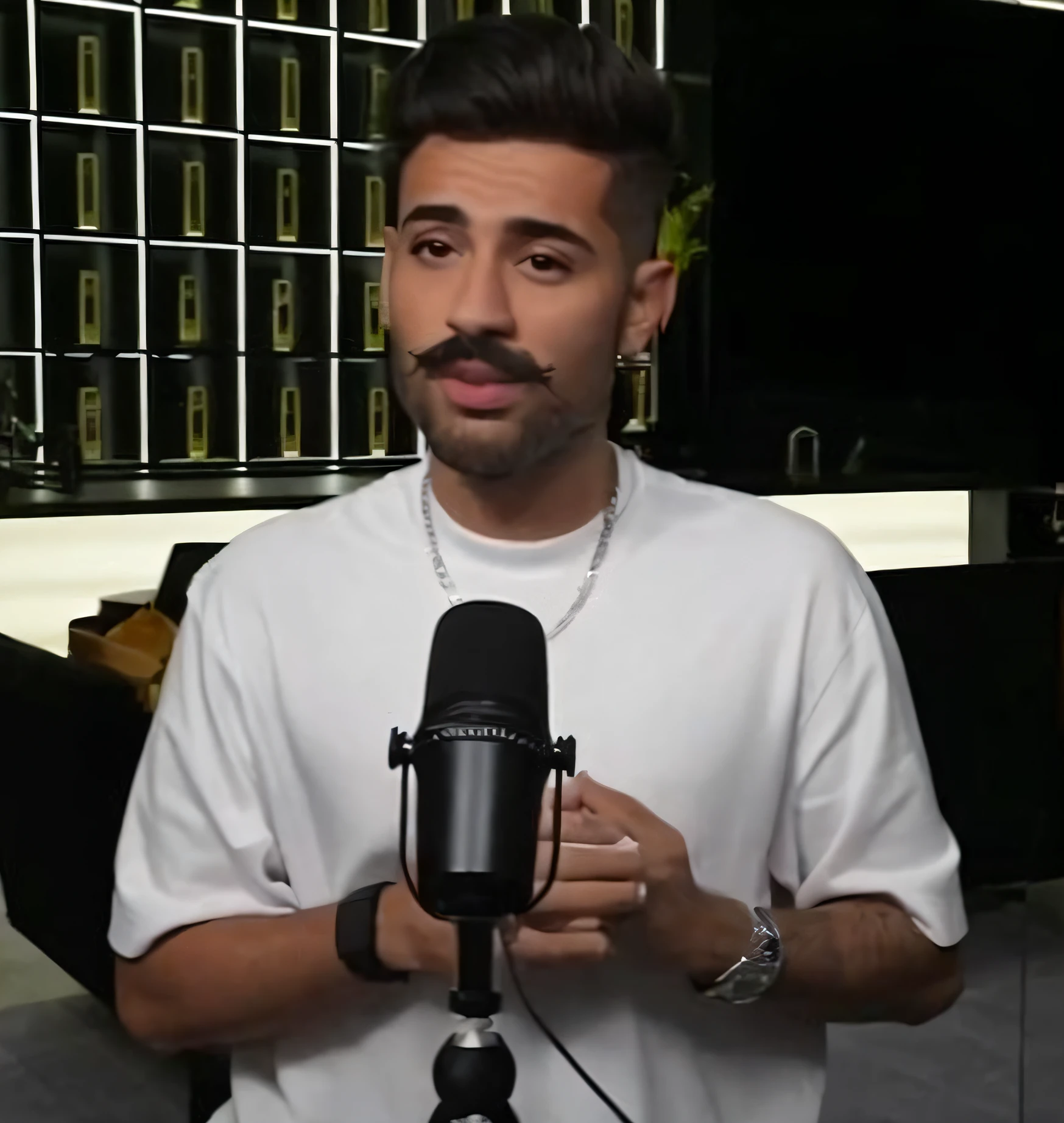 Homem com bigode e bigode parado em frente a um microfone, Cantor Maluma, youtube video screenshot, inspired by Antônio Parreiras, sentado em frente a um microfone, he got a big french musctache, rap no microfone, Condutor de Ene, Borja, teddy fresh, Streamer do Twitch, suave em _ O pano de fundo