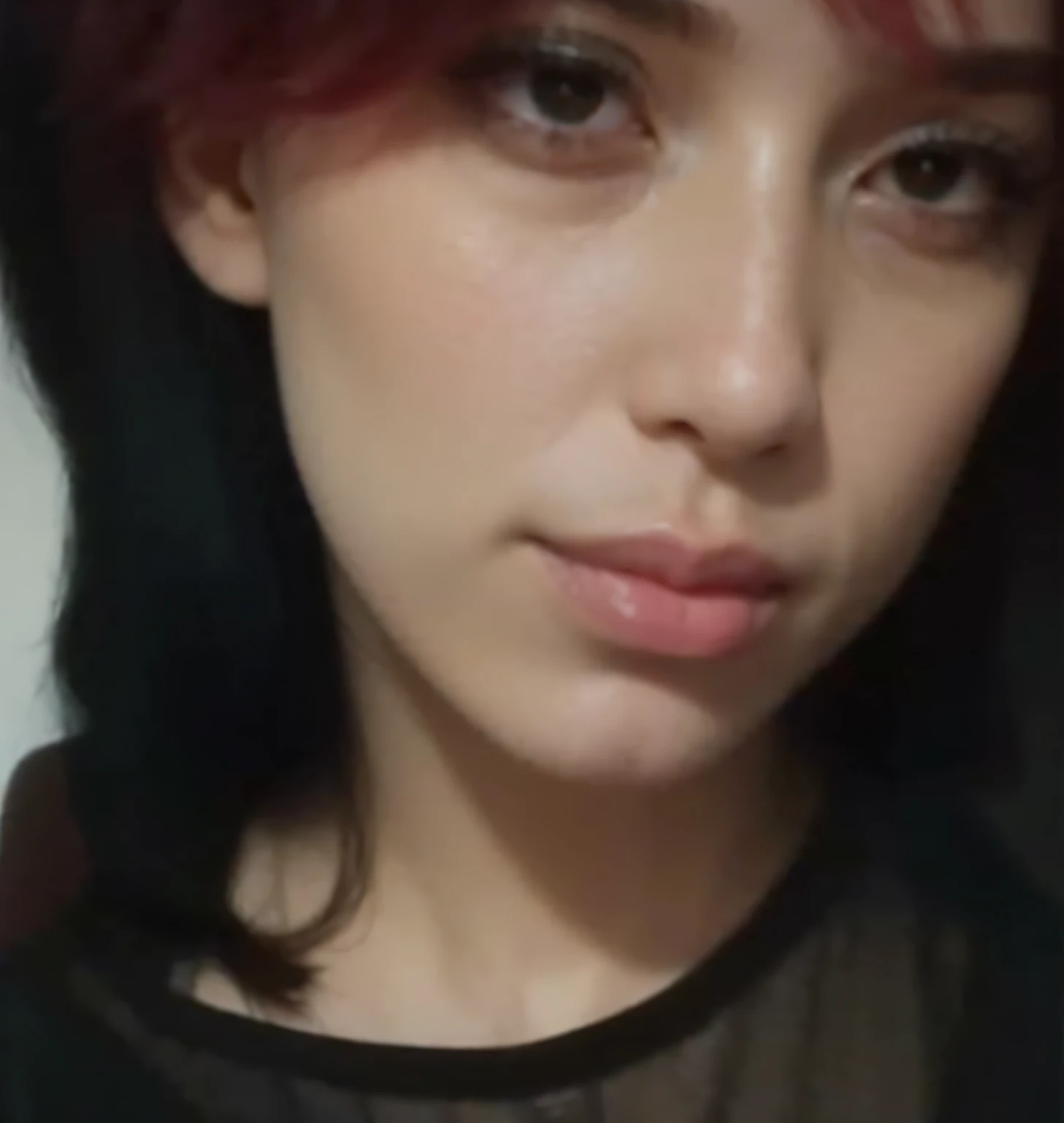 there is a woman with red hair and a black shirt, 19-year-old girl, 1 7 - year - old goth girl, ela tem um rosto bonito, Mulher de 30 anos de Cuba, ela tem cerca de 2 0 anos, ela tem cerca de 20 anos, she's facing the camera, ela tem cerca de 1 6 anos de idade