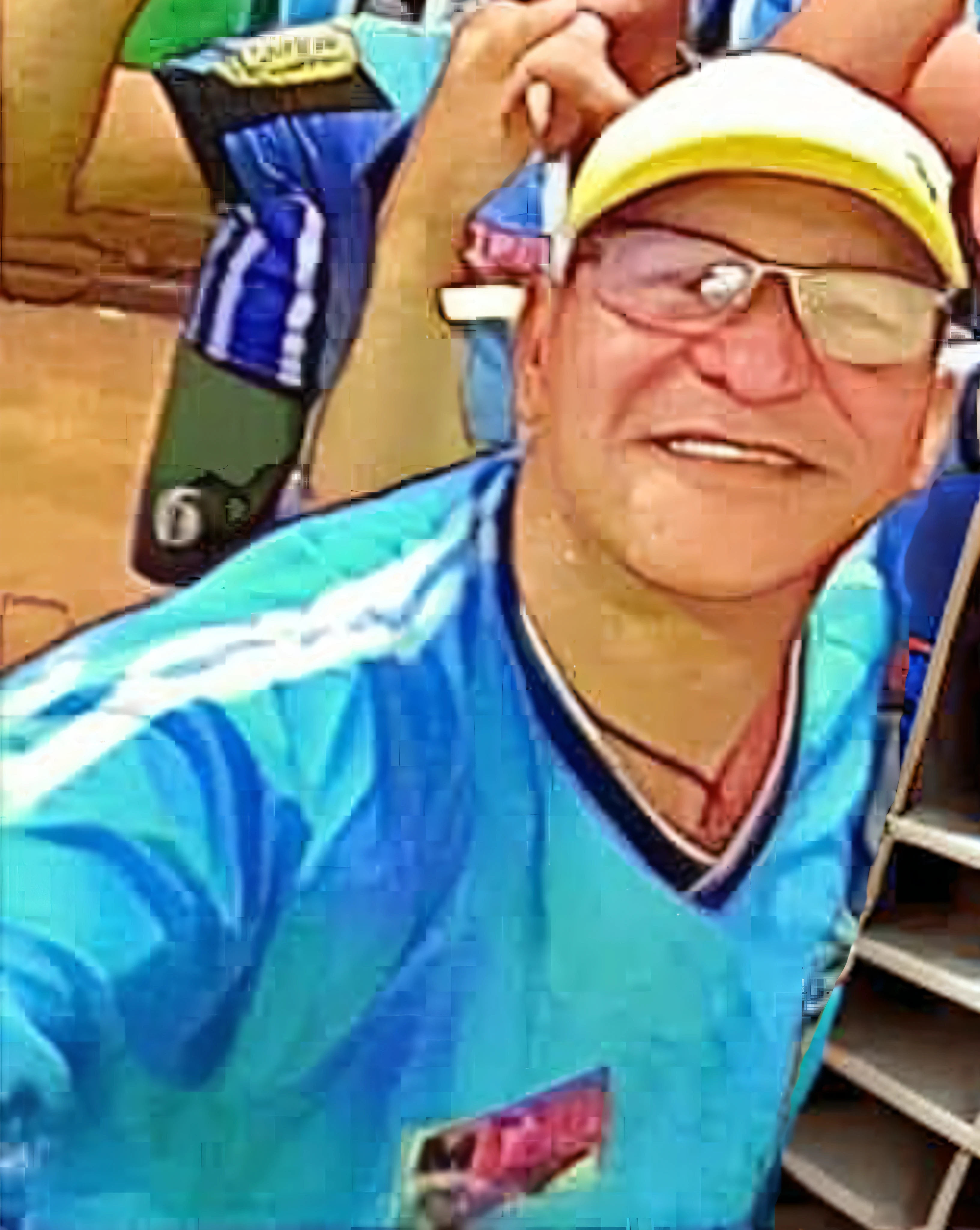 A MAN SMILING WITH CAP AND BLUE SHIRT OF THE GREMIO OF ULTRA HD GLASSES