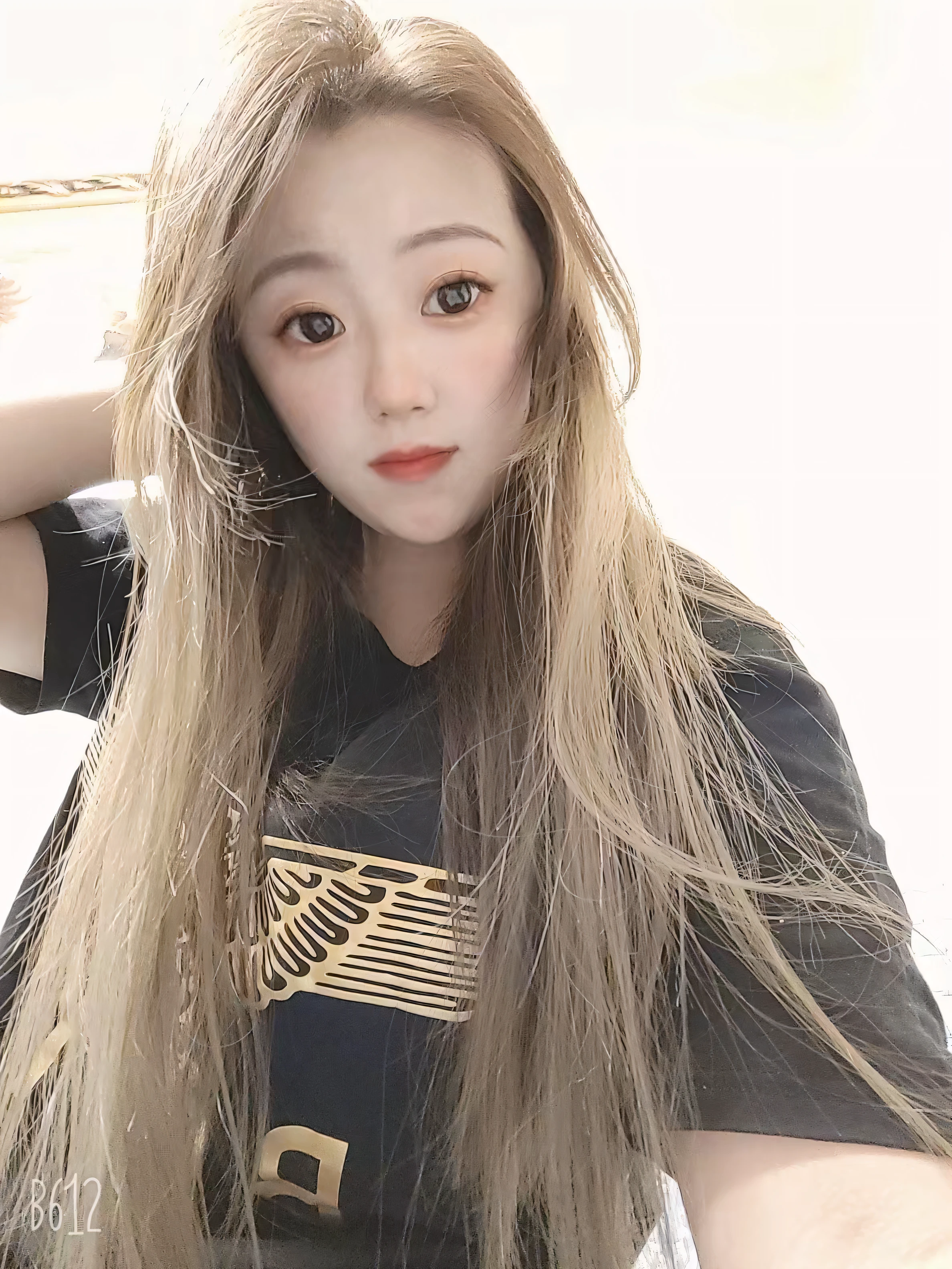 Arapei girl with long hair and black shirt poses for a photo, ulzzangs, With long hair, Asian girl with long hair, Korean girl, long  white hair, zmonzheng, with long hair and piercing eyes, cabellos largos dorados, xintong chen, lalisa manobal, ruan jia beautiful!