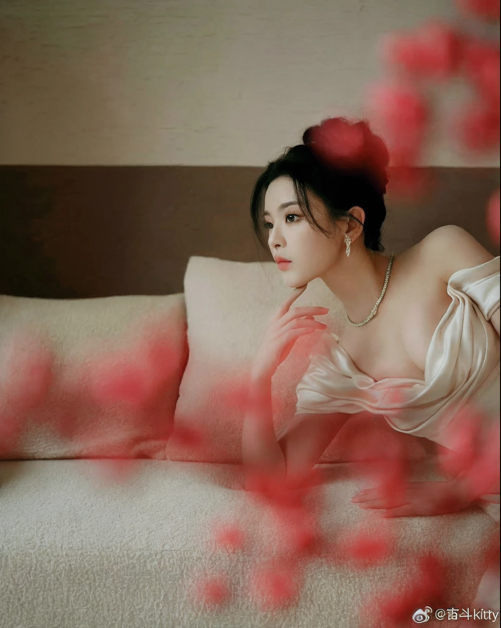 There was a woman lying on the sofa，Holding a pink flower in his hand, gorgeous chinese models, author：Zhang Han, author：Xia Yong, By Leng Mei, author：Yan Liben, author：Zhao Yong, author：Dai Xi, author：Zhan Ziqian, inspired by Zhang Yan, Chinese girl, author：Zhichao Cai, Lovely woman, author：Zhang Wo