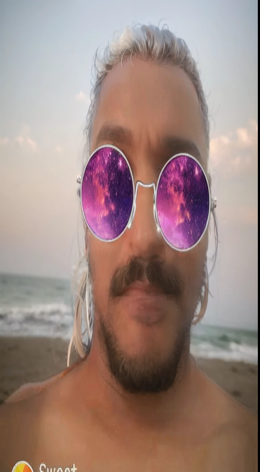 Arafed man with sunglasses and beard on the beach, strange portrait with galaxy, Com filtros do Instagram, on a galaxy looking background, filtro do instagram, Lente supersaturada, filtro roxo, em uma praia, Filtros do Instagram, at the beach on a sunset, filtros e efeitos badass, filtro assustador, foto de praia, 🚀🌈🤩, foto do snapchat, barba na cor vermelha e cheia e grande