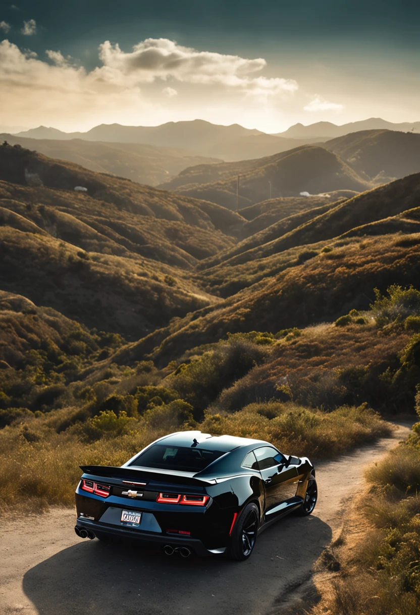 Um elegante, Camaro SS preto com acabamento brilhante, rugindo por uma estrada sinuosa de montanha.