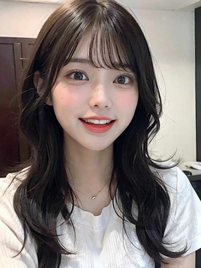 Opens mouth and laughs、show teeth、full bodyesbian、Looking at the camera、Layered Hair Style