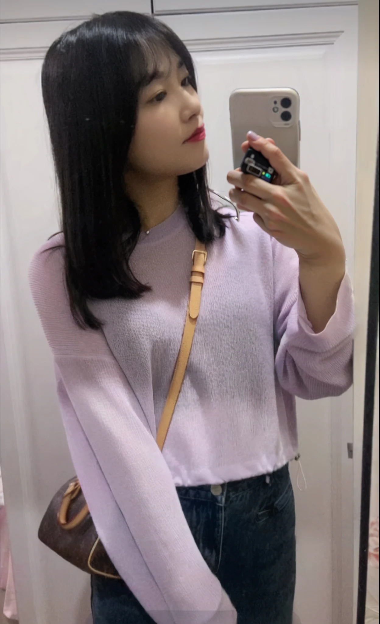 A hip-tocked beauty in a skirt with high heels and hips,Look in the mirror in the bathroom,The upper body is slightly bare,Beads of sweat on the body,Slim figure,Raised sexy,Tempting people