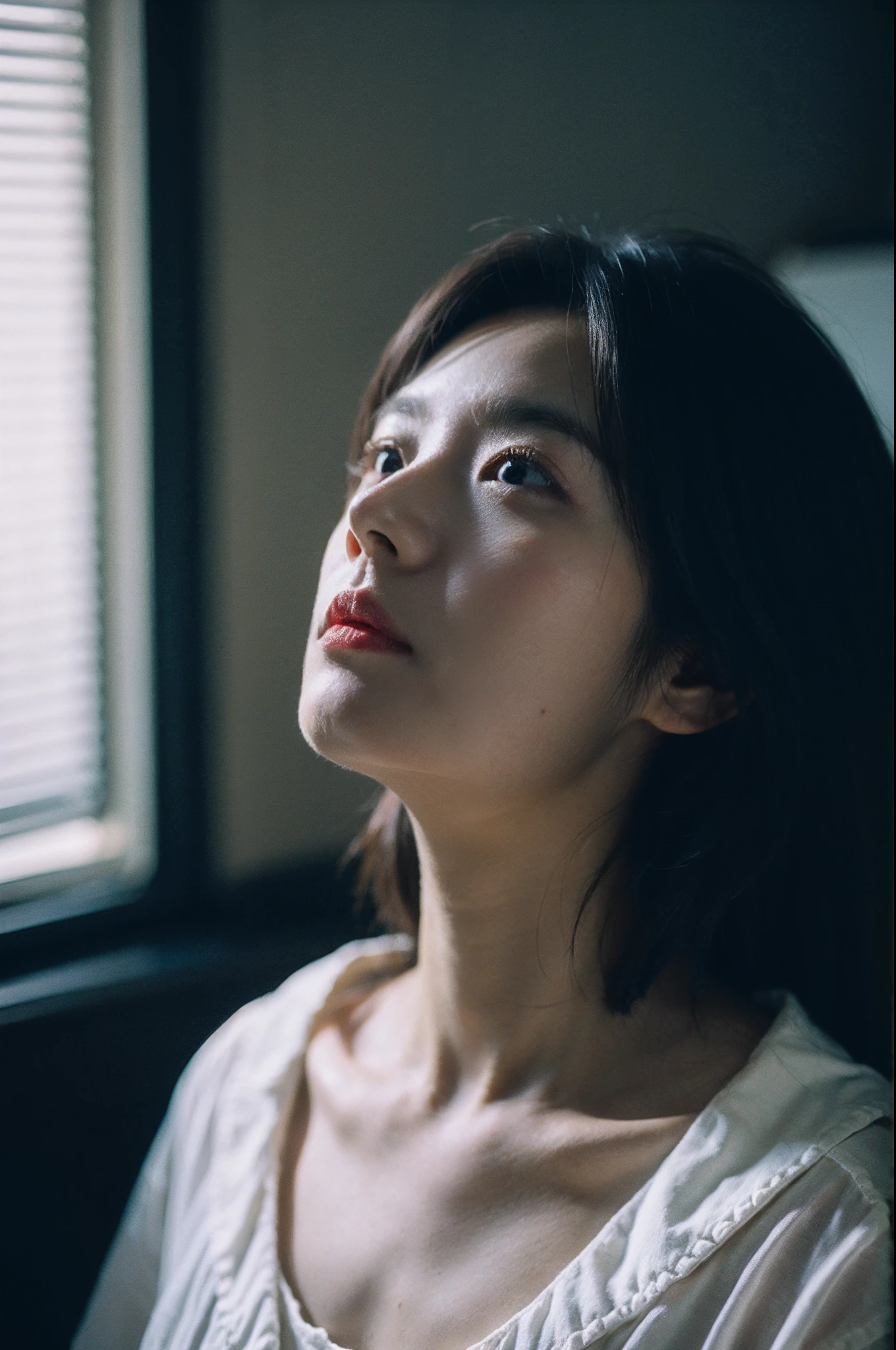 Best quality,Masterpiece,超高分辨率,(Realisticity:1.4),Original photo,Cinematic lighting, 1girll,Bust photo,head looking up。