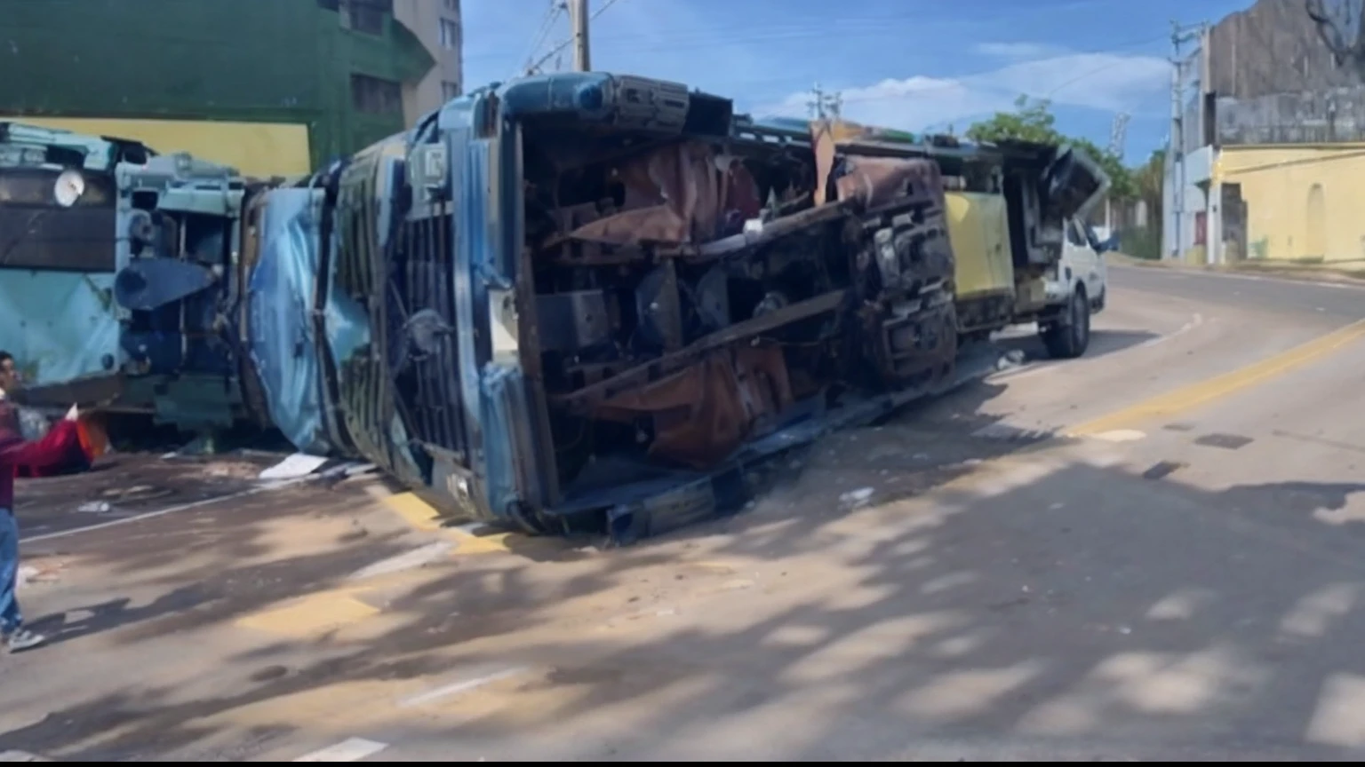 There is a truck that has been overturned on the shoulder of the road, reboque, carros bateram, acidente, with overturned furniture, metragem, Miniatura do YouTube, traffic accident, low quality video, Wrecked overturned cars, facebook post, acidente de carro, seu madruga, .gif, 8k)), Caiu, Acidente, clipe estendido, muito poderoso, television show