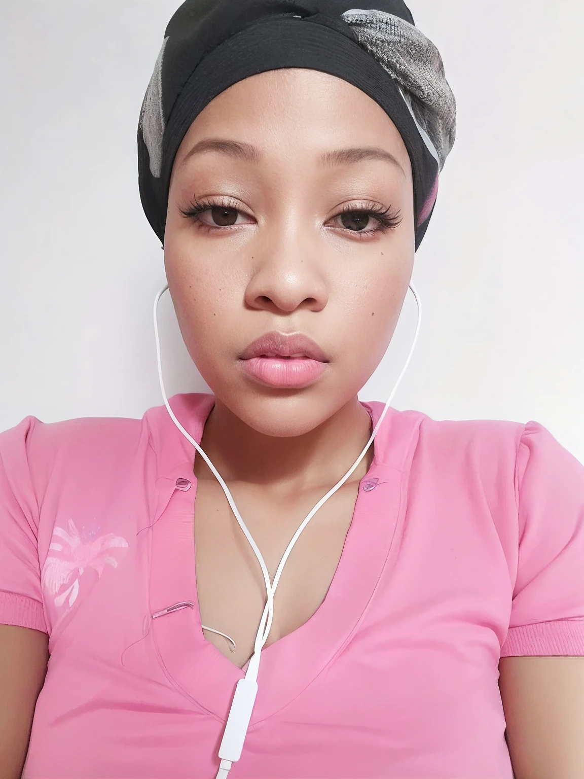 There's a woman with headphones and a pink shirt, selfie de uma jovem mulher, com fones de ouvido, wearing a pink head band, face frontal centrada, pink lips, Fotografia selfie 8k, inspirado em Chinwe Chukwuogo-Roy, com fones de ouvido, cara bonita, iphone selfie, African facial features, foto no iphone