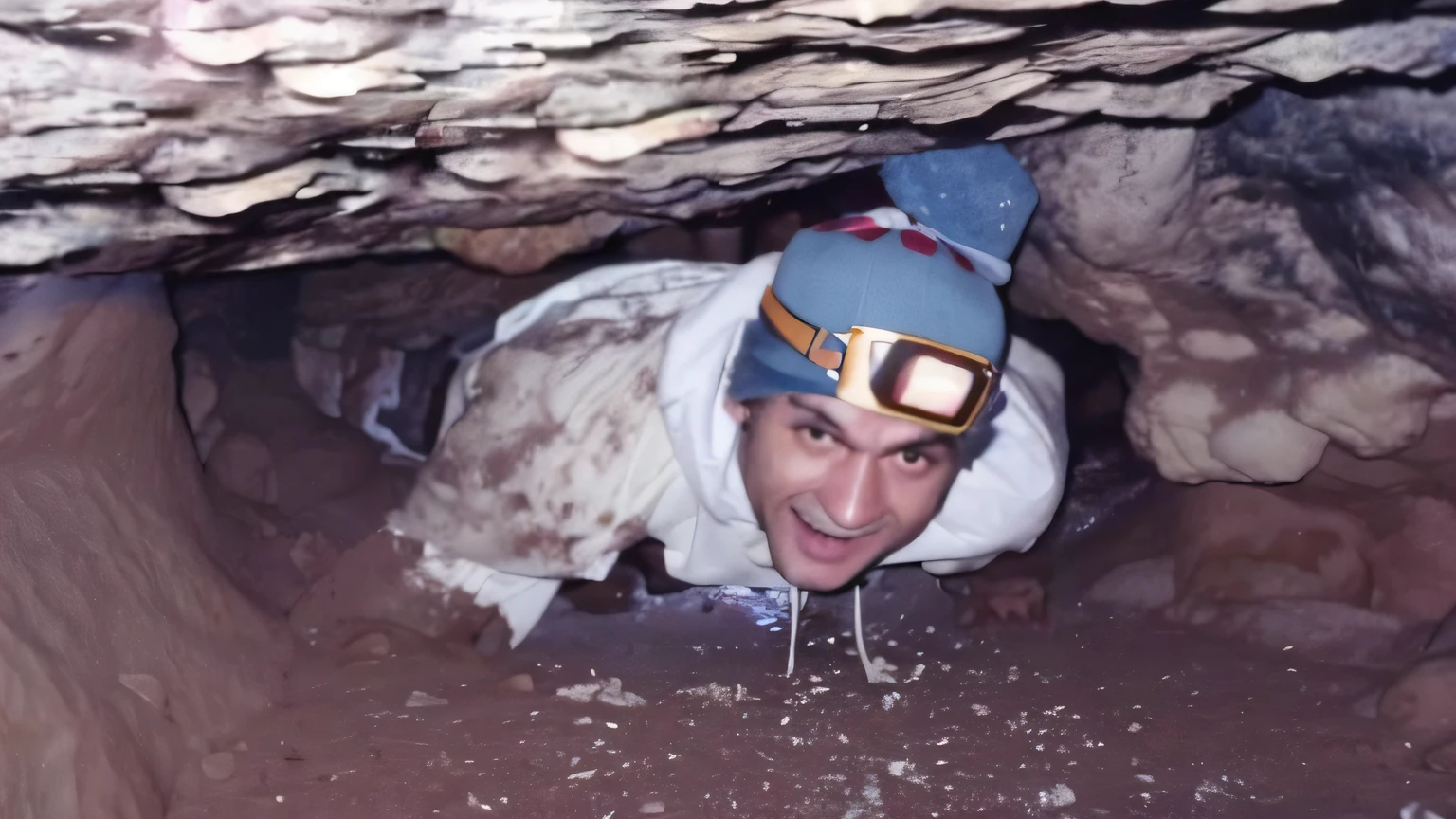 There's a man in a hat and glasses crawling into a cave, em uma caverna, Perdidos em uma caverna, em uma grande caverna do deserto, rave da idade da pedra em uma caverna, link em uma caverna, Cavernas!, em uma caverna gelada, underground cave, cave exploration, Fotografia tirada em 2 0 2 0, Foto de 1990, Espeleotemas