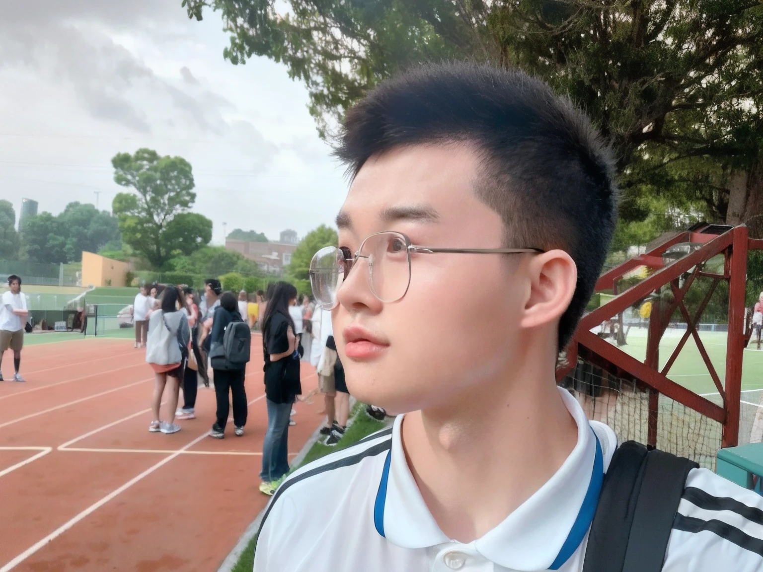 There was a man with glasses standing on a tennis court, Student, xintong chen, yanjun cheng, wenjun lin, wideangle portrait, looking away from camera, wideangle portrait, 2 7 years old, Profile picture, 2 8 years old, Avatar image, yihao ren, 2 3 years old, selfie shot straight on angle